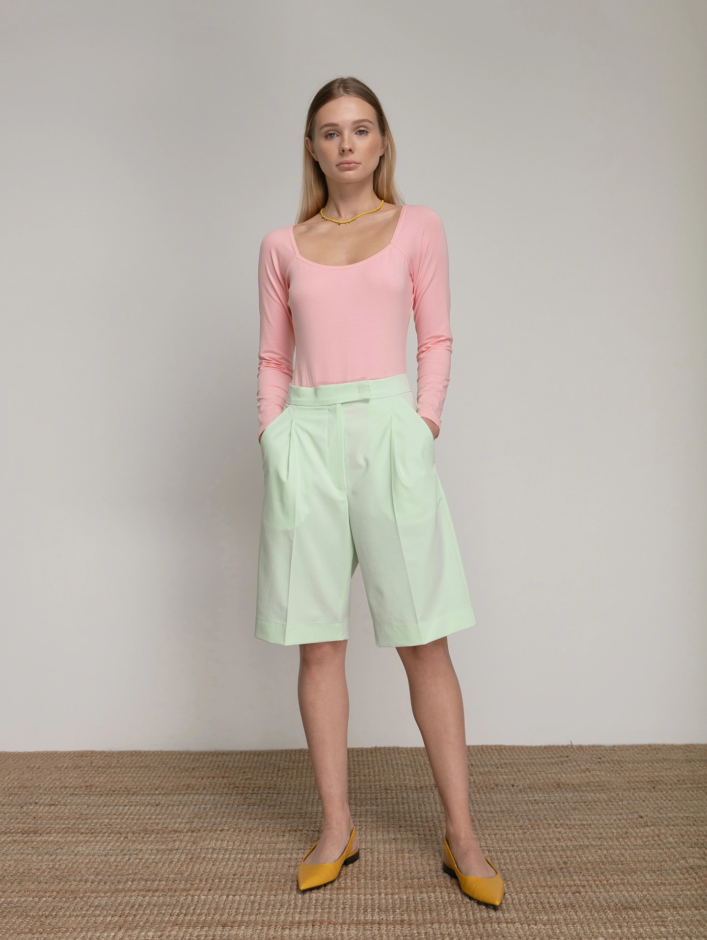 Жакет без лацканов с увеличенным плечом и шорты - бермуды классические