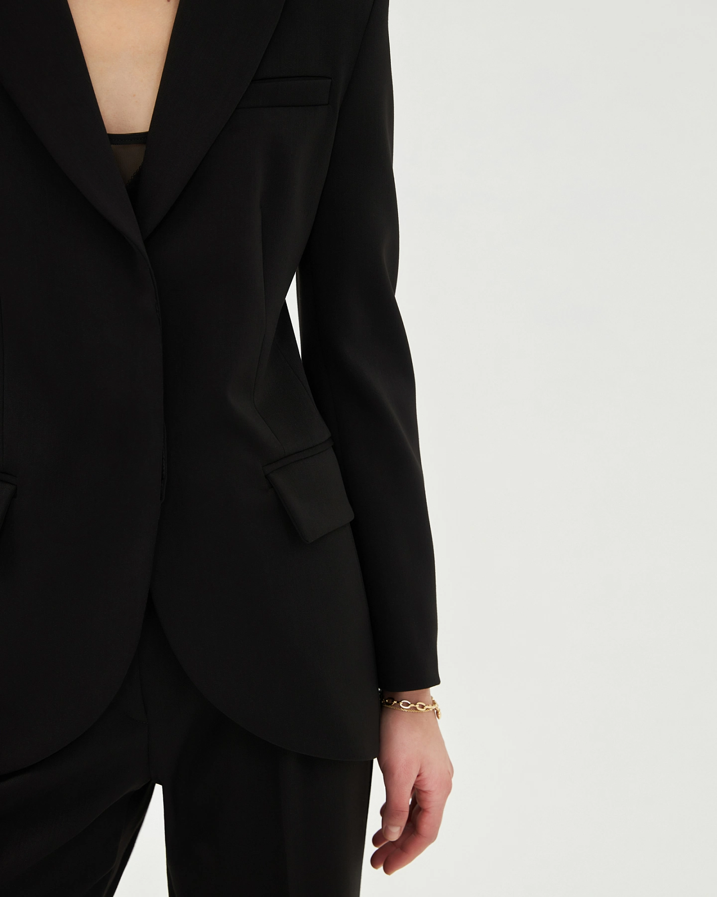 Жакет однобортный с широким поясом