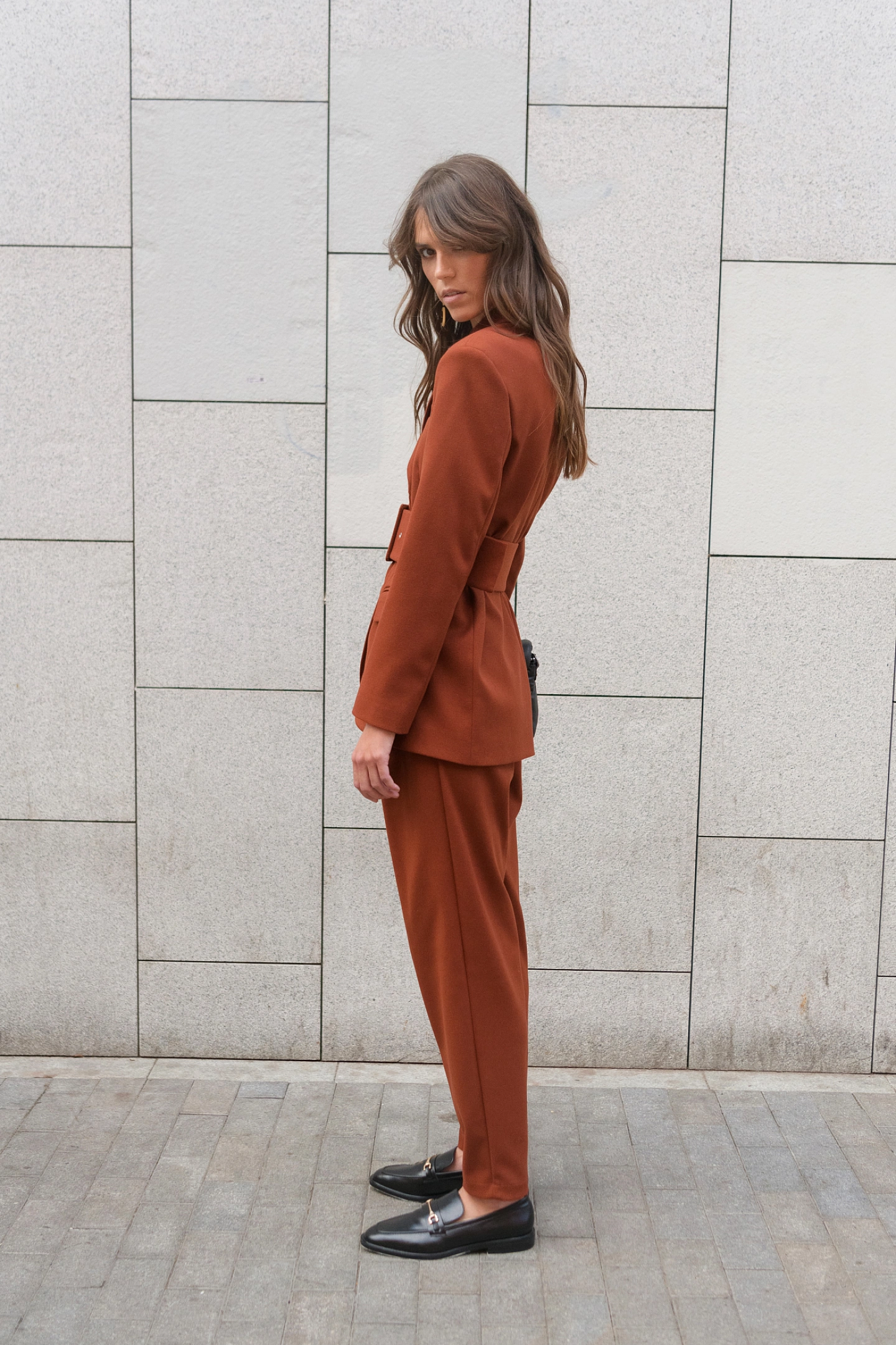 Жакет однобортный с широким поясом и брюки бананы с высокой посадкой