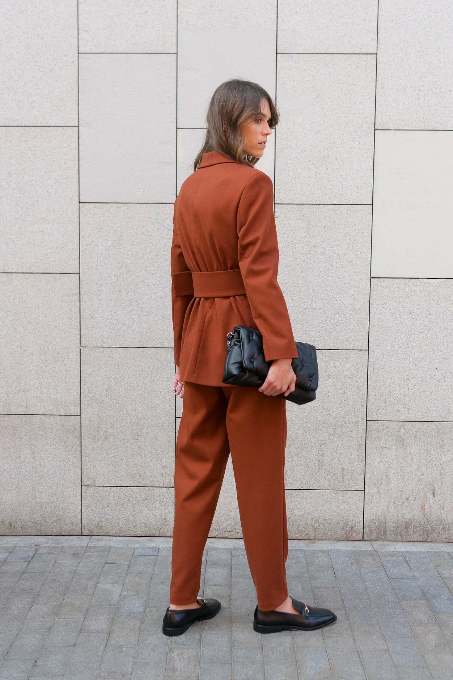 Жакет однобортный с широким поясом и брюки бананы с высокой посадкой