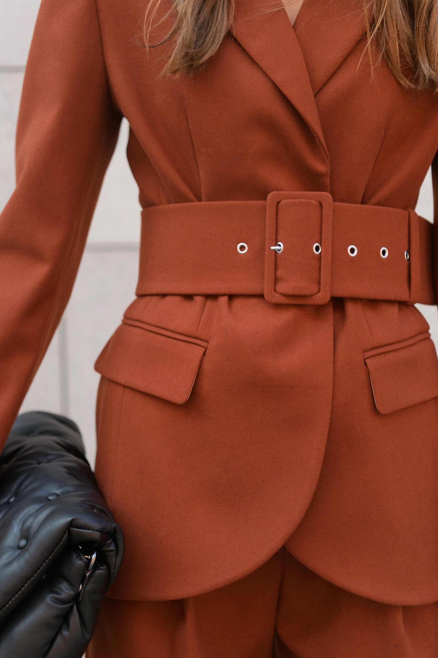 Жакет однобортный с широким поясом и брюки бананы с высокой посадкой