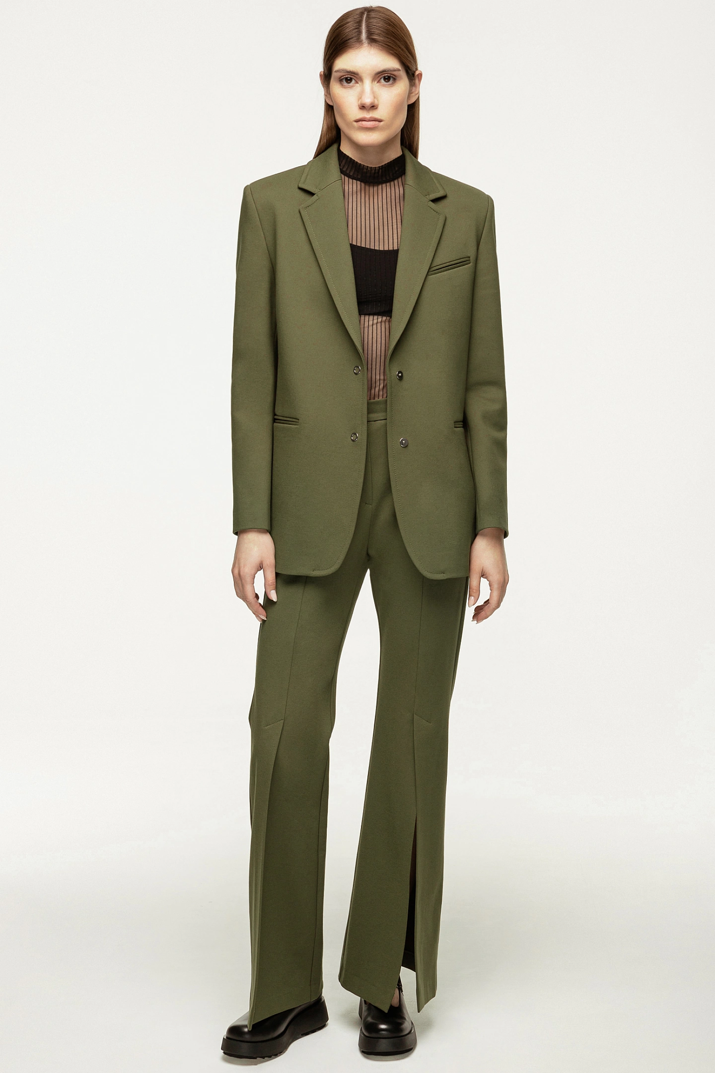 Жакет прямой с двумя кнопками