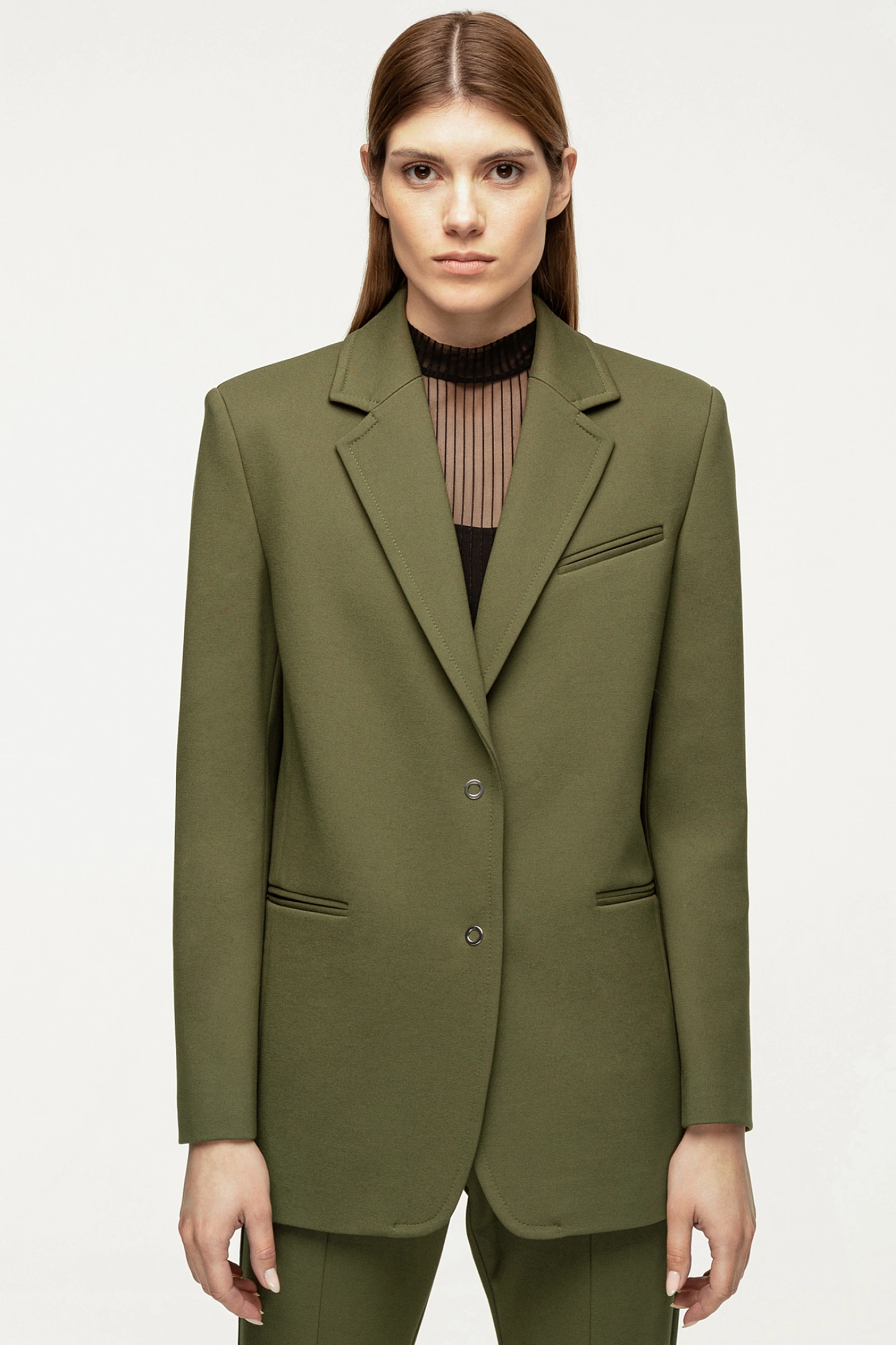 Жакет прямой с двумя кнопками