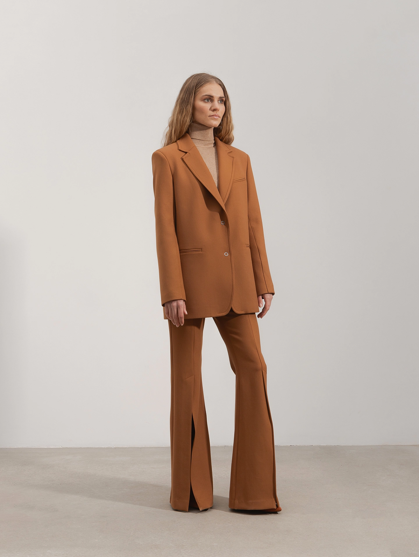 Жакет прямой с двумя кнопками и брюки клёш со шлицами