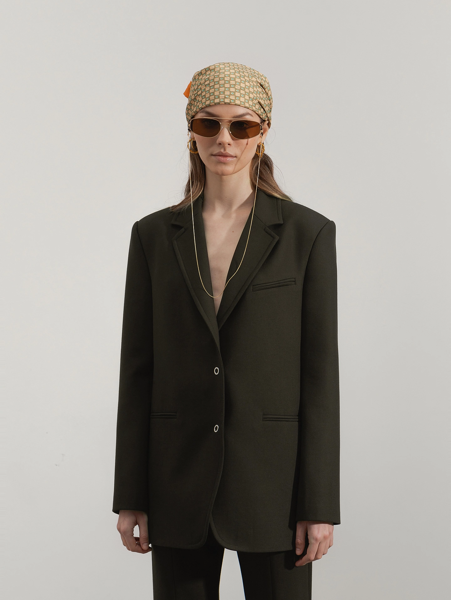 Жакет прямой с двумя кнопками и брюки клёш со шлицами