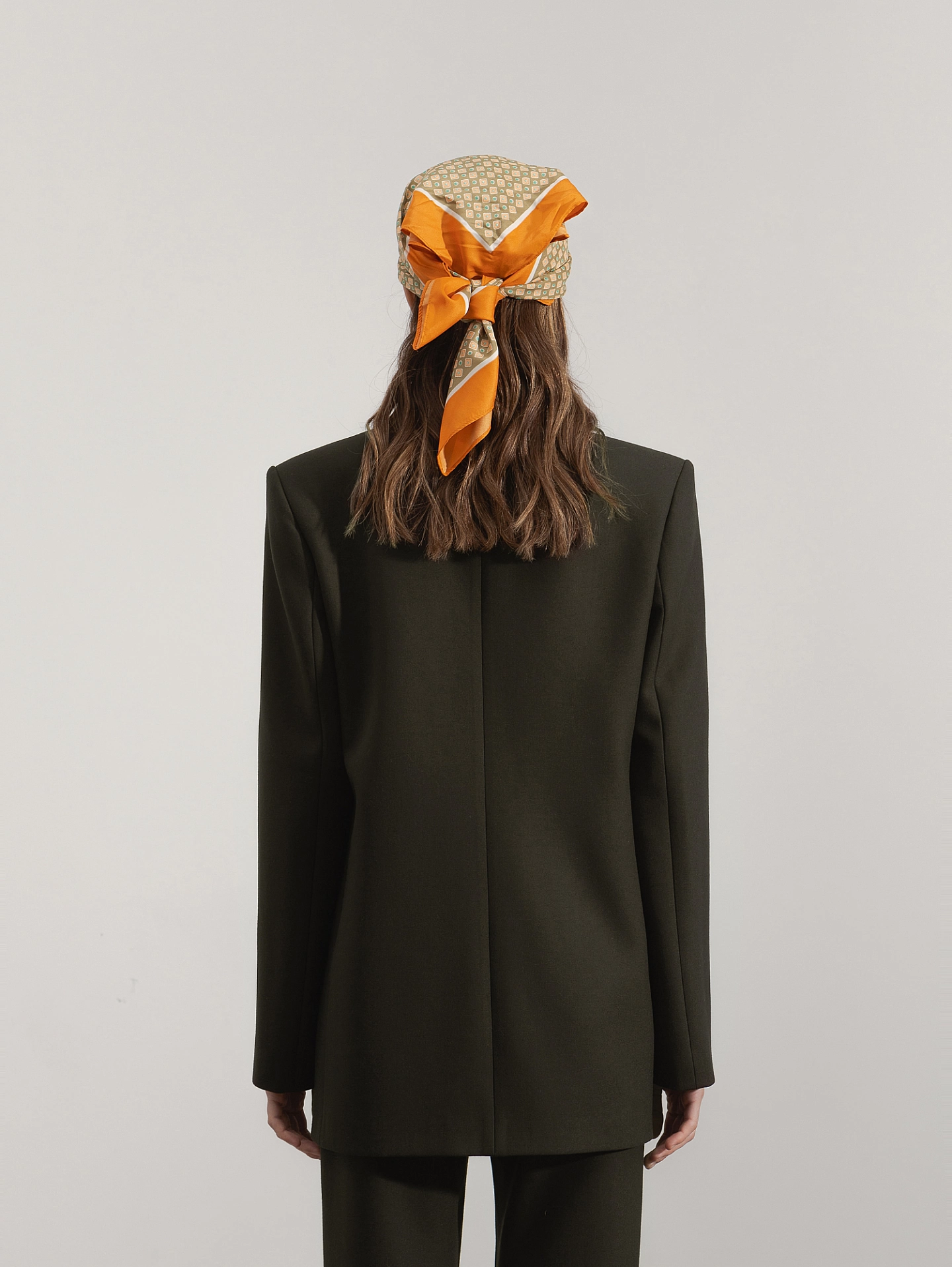 Жакет прямой с двумя кнопками и брюки клёш со шлицами