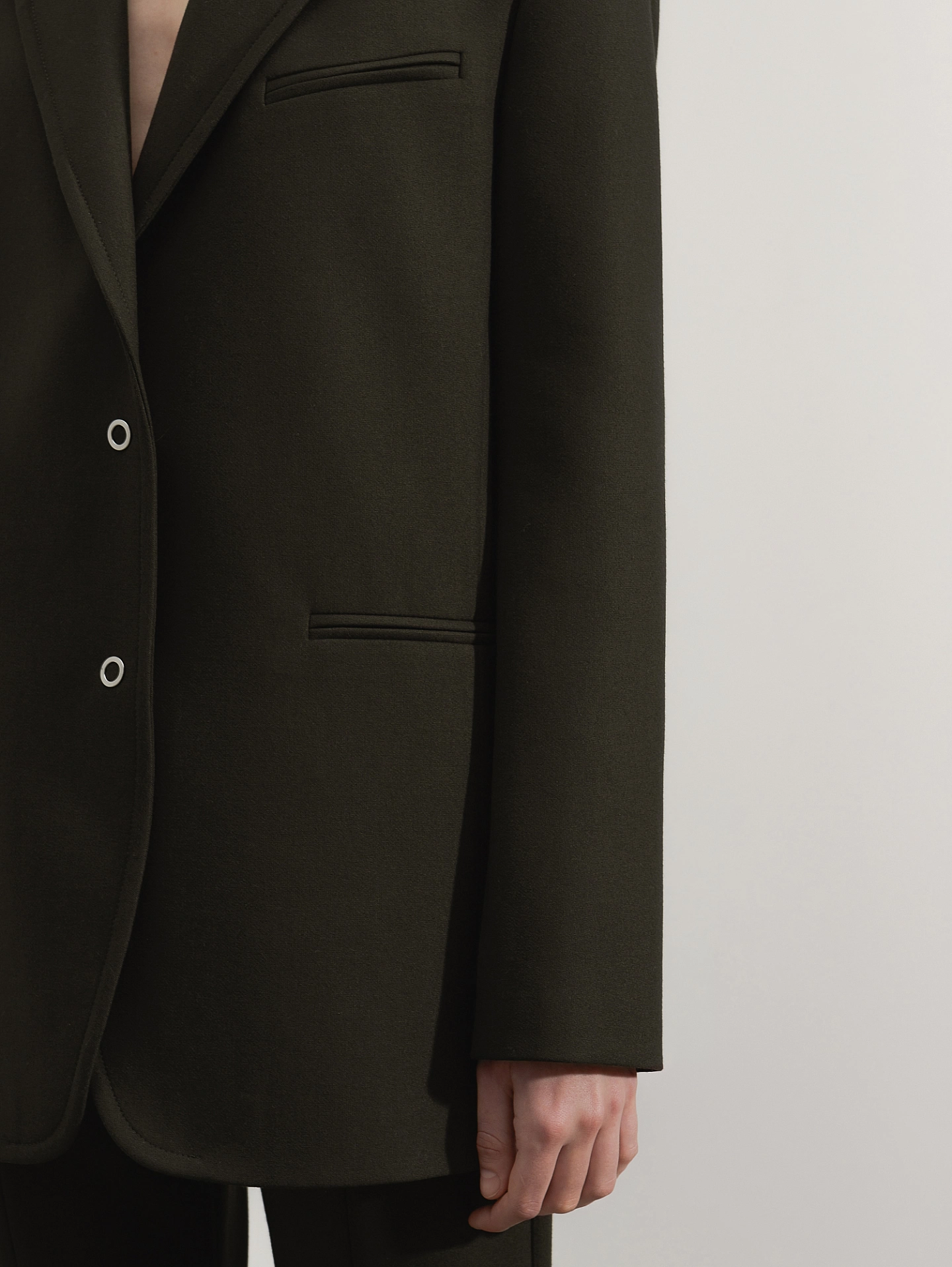 Жакет прямой с двумя кнопками и брюки клёш со шлицами