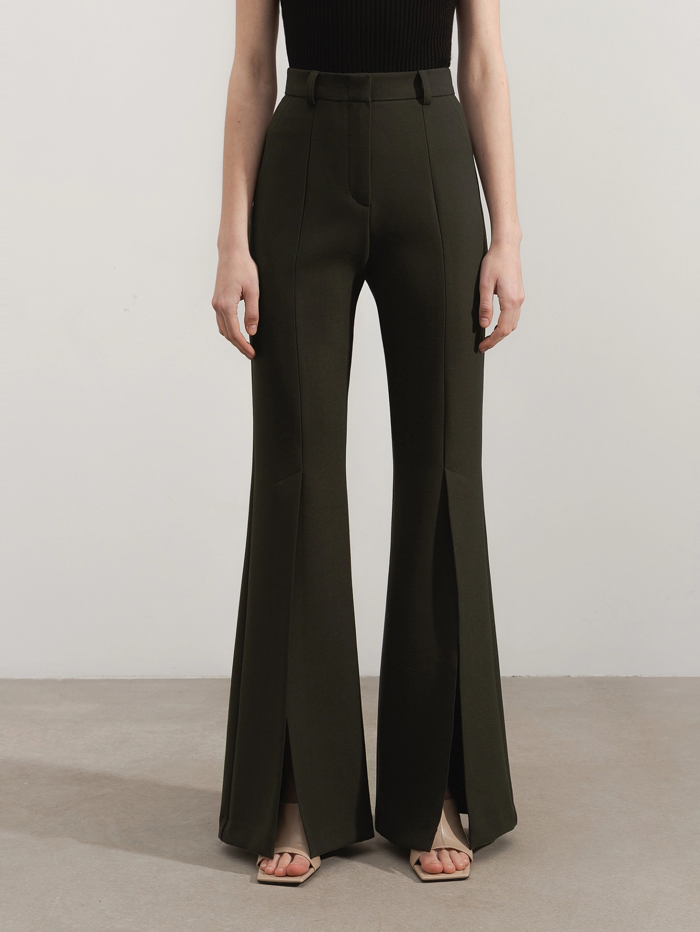 Жакет прямой с двумя кнопками и брюки клёш со шлицами