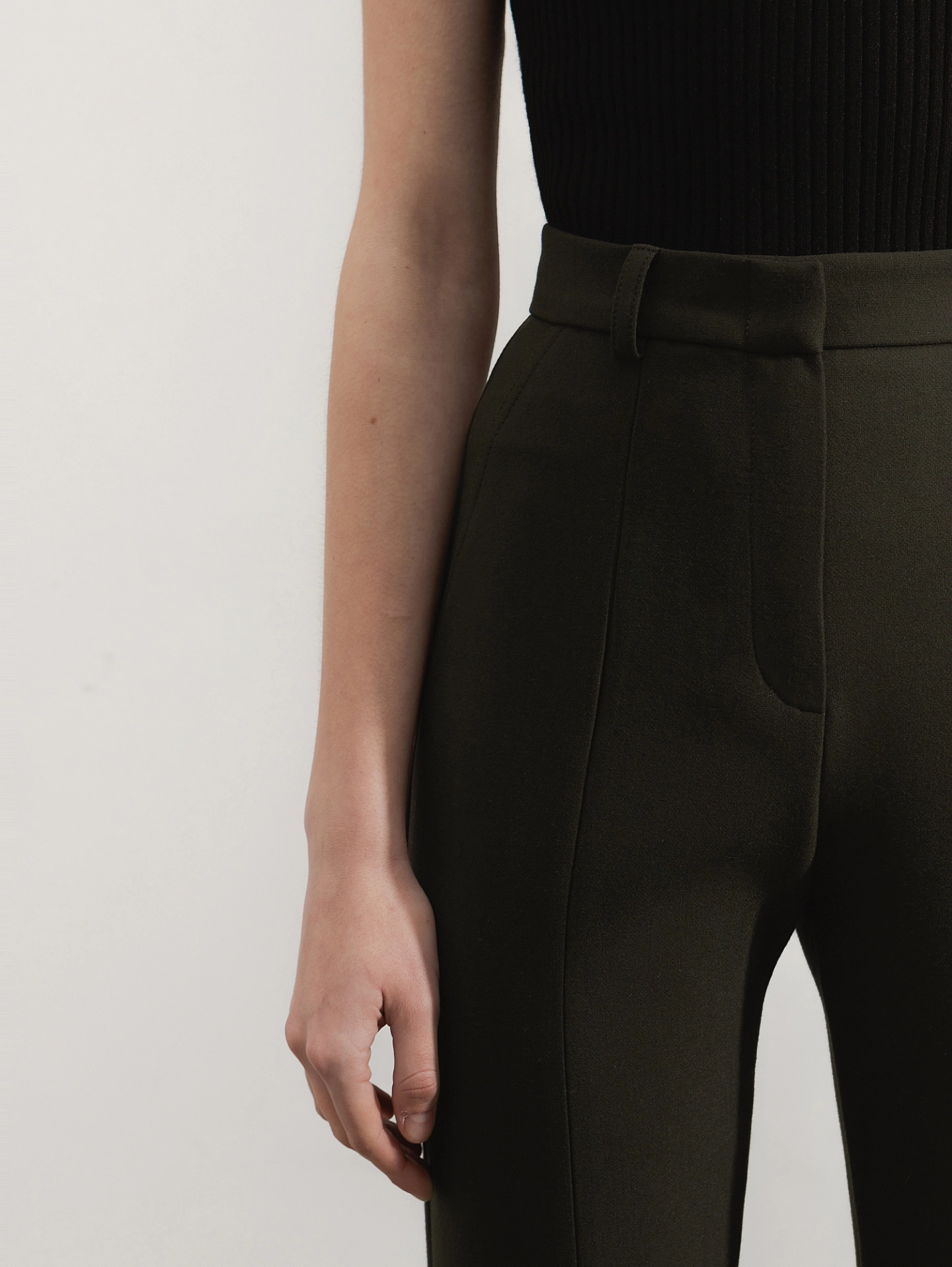 Жакет прямой с двумя кнопками и брюки клёш со шлицами