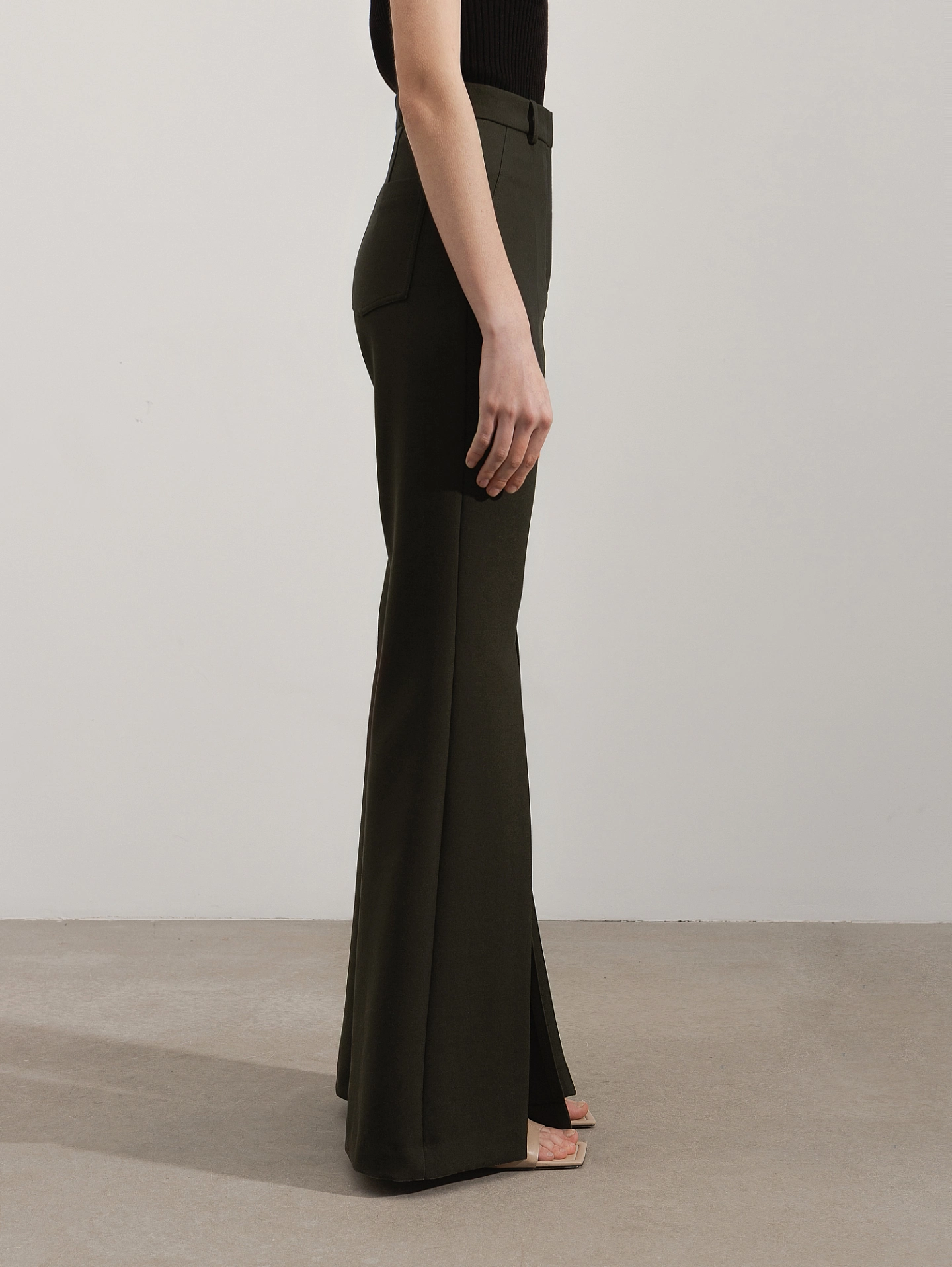 Жакет прямой с двумя кнопками и брюки клёш со шлицами