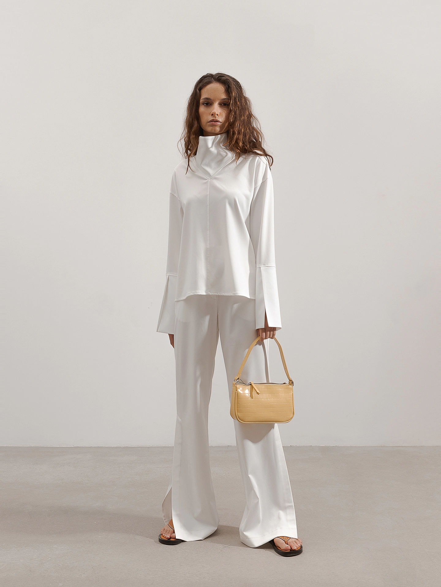 Блуза с высоким воротником-стойка и брюки с разрезами по бокам