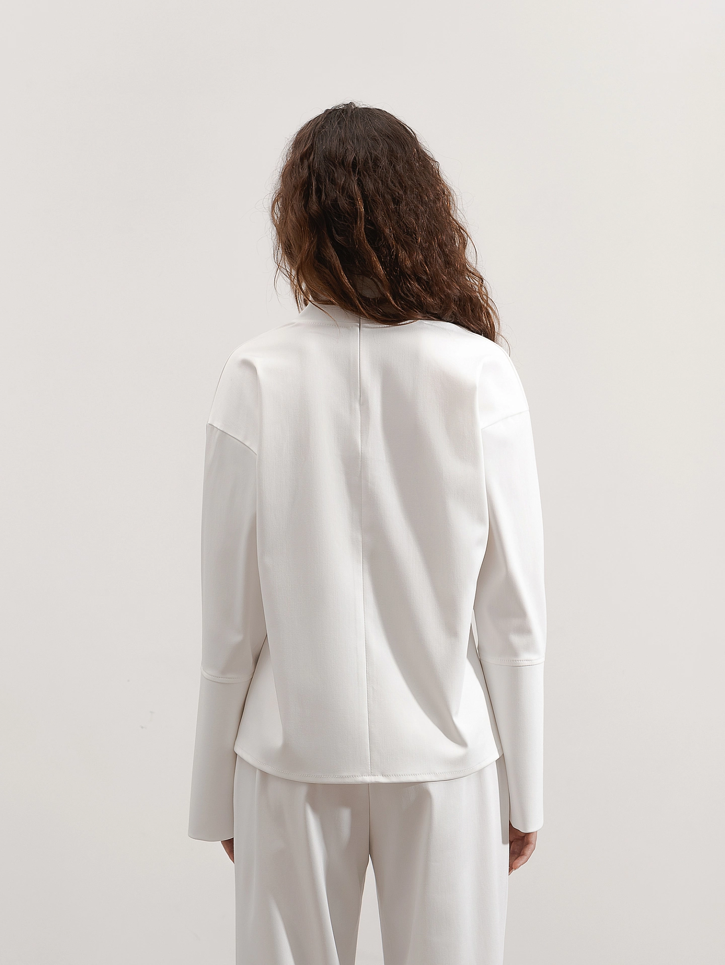 Блуза с высоким воротником-стойка и брюки с разрезами по бокам