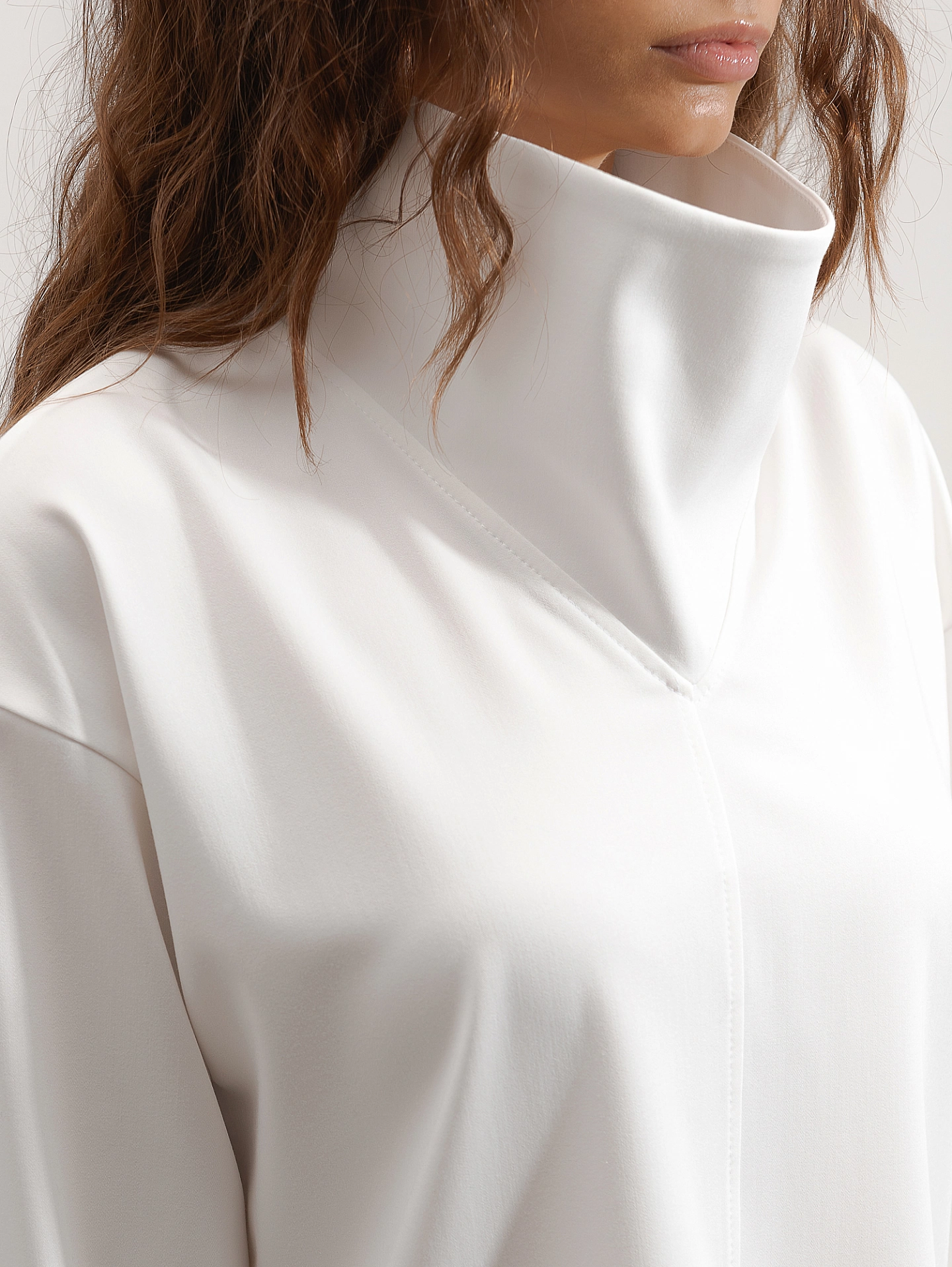 Блуза с высоким воротником-стойка и брюки с разрезами по бокам