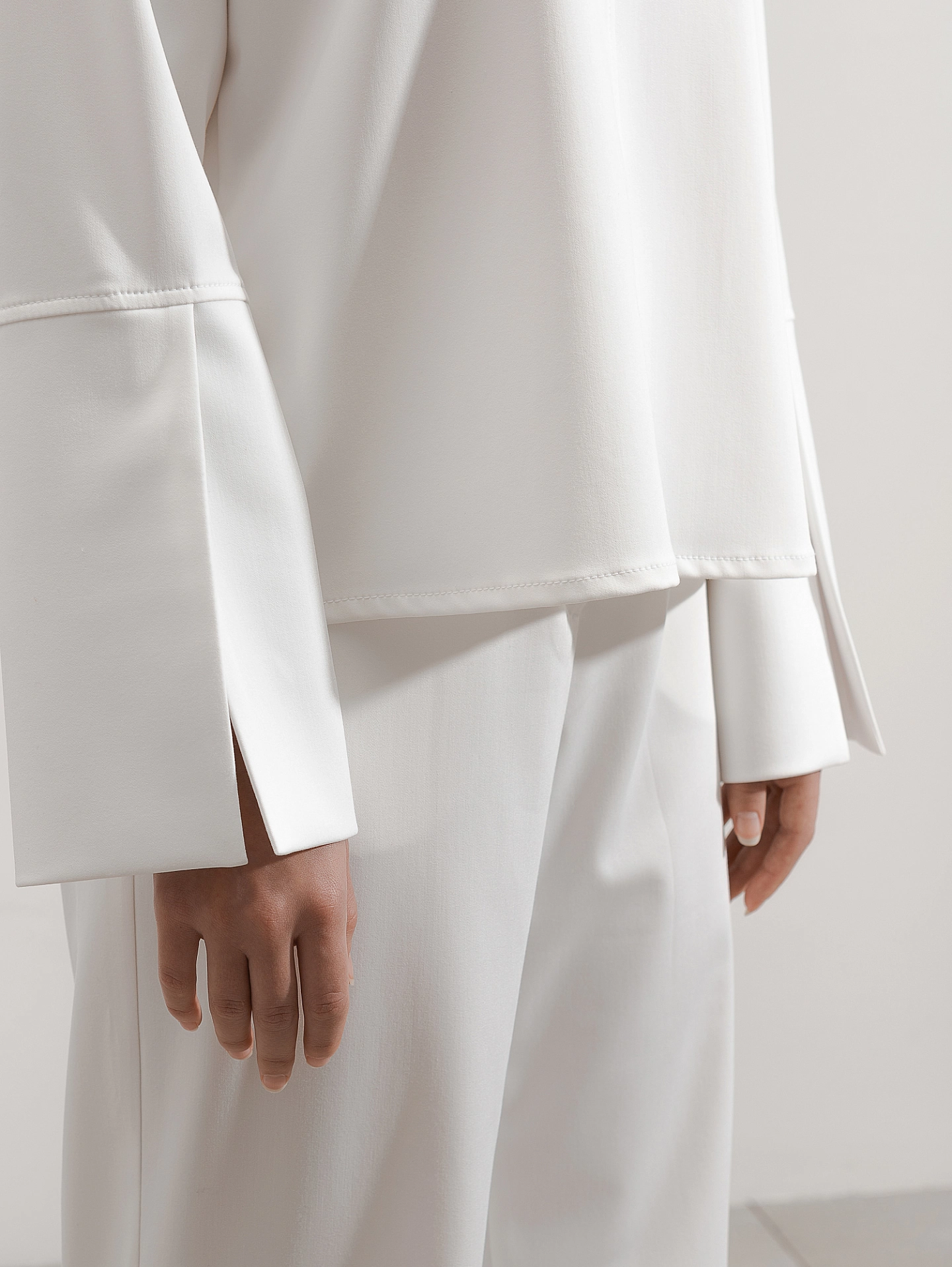 Блуза с высоким воротником-стойка и брюки с разрезами по бокам