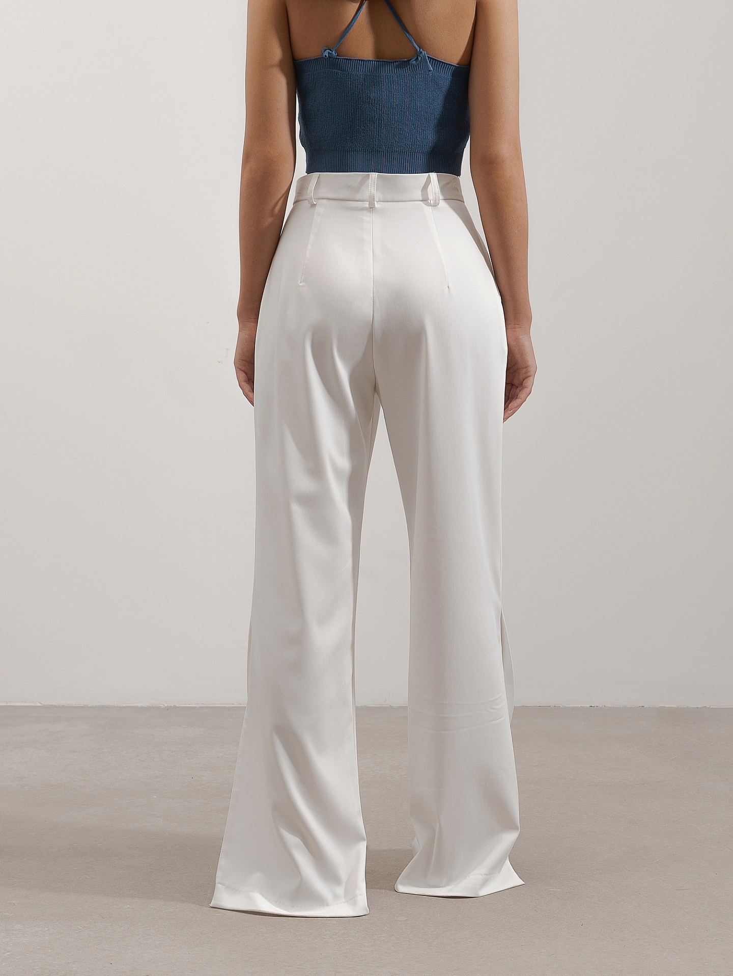 Блуза с высоким воротником-стойка и брюки с разрезами по бокам