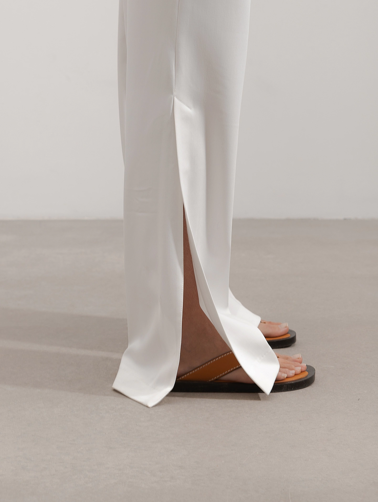 Блуза с высоким воротником-стойка и брюки с разрезами по бокам