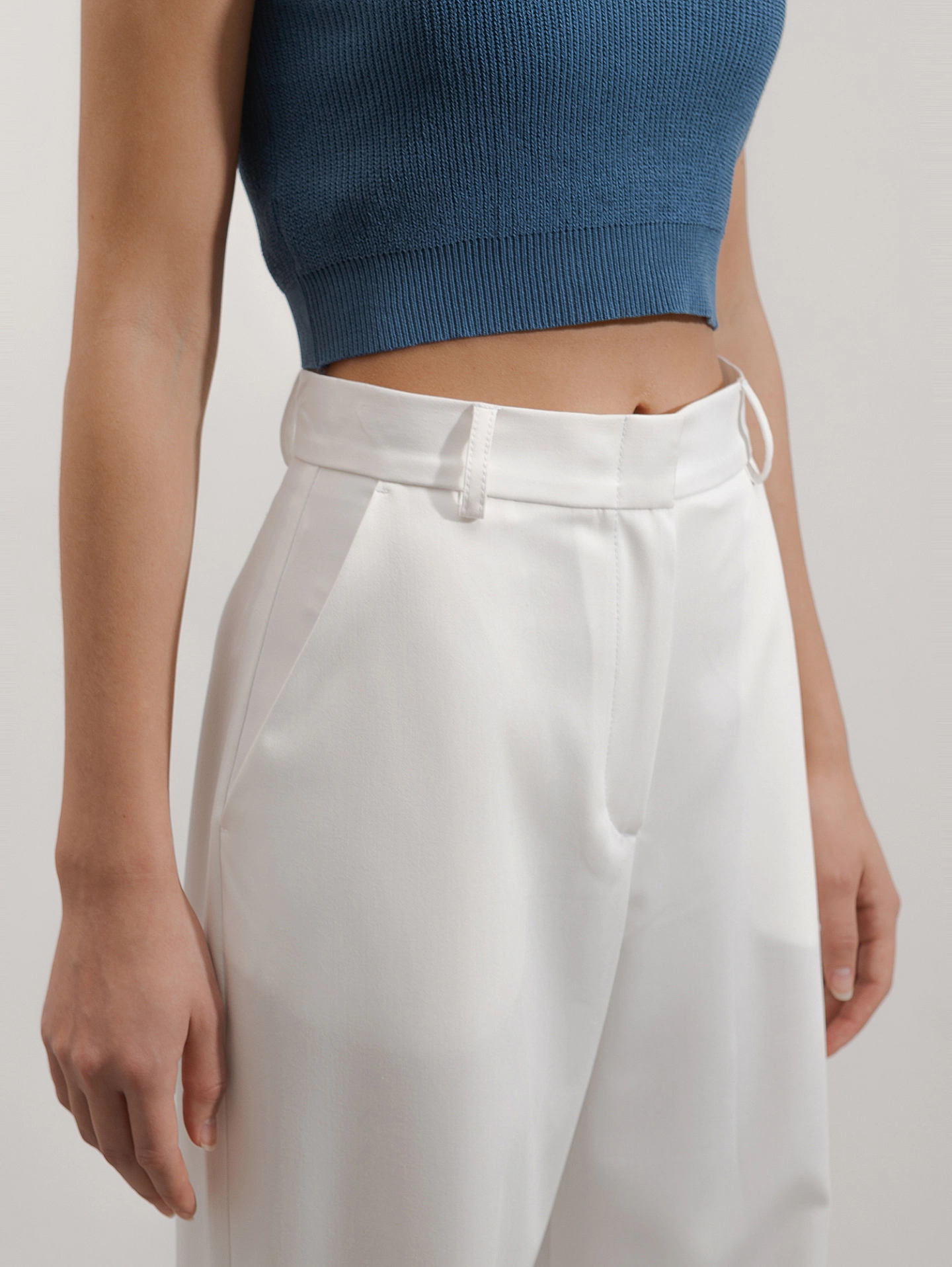 Блуза с высоким воротником-стойка и брюки с разрезами по бокам