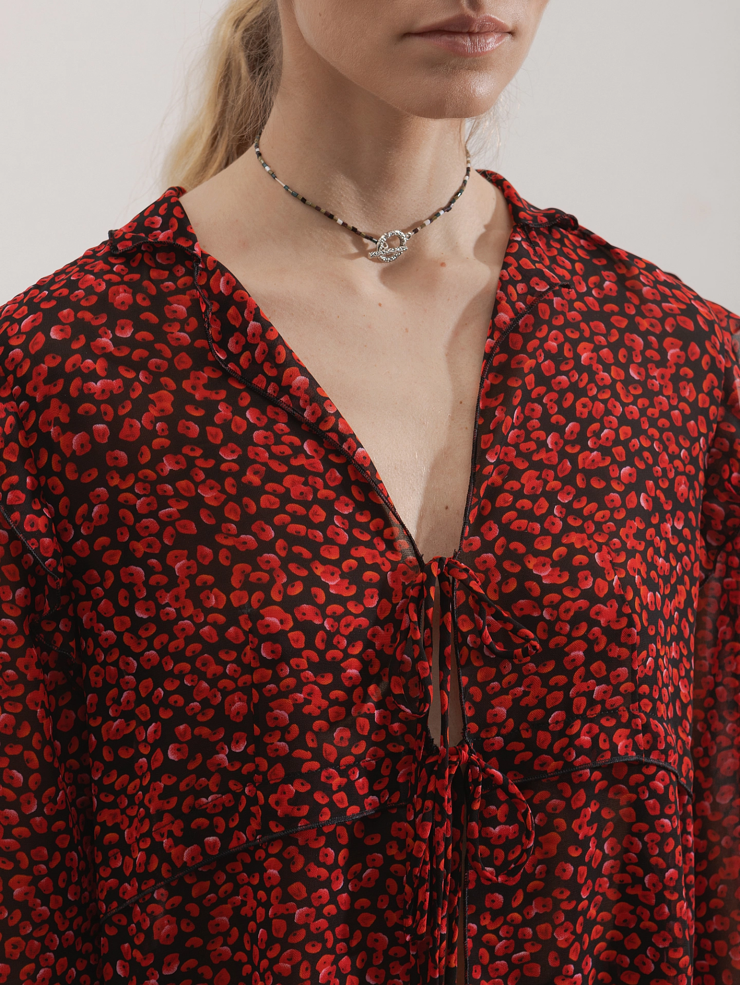 Блуза с завязками спереди