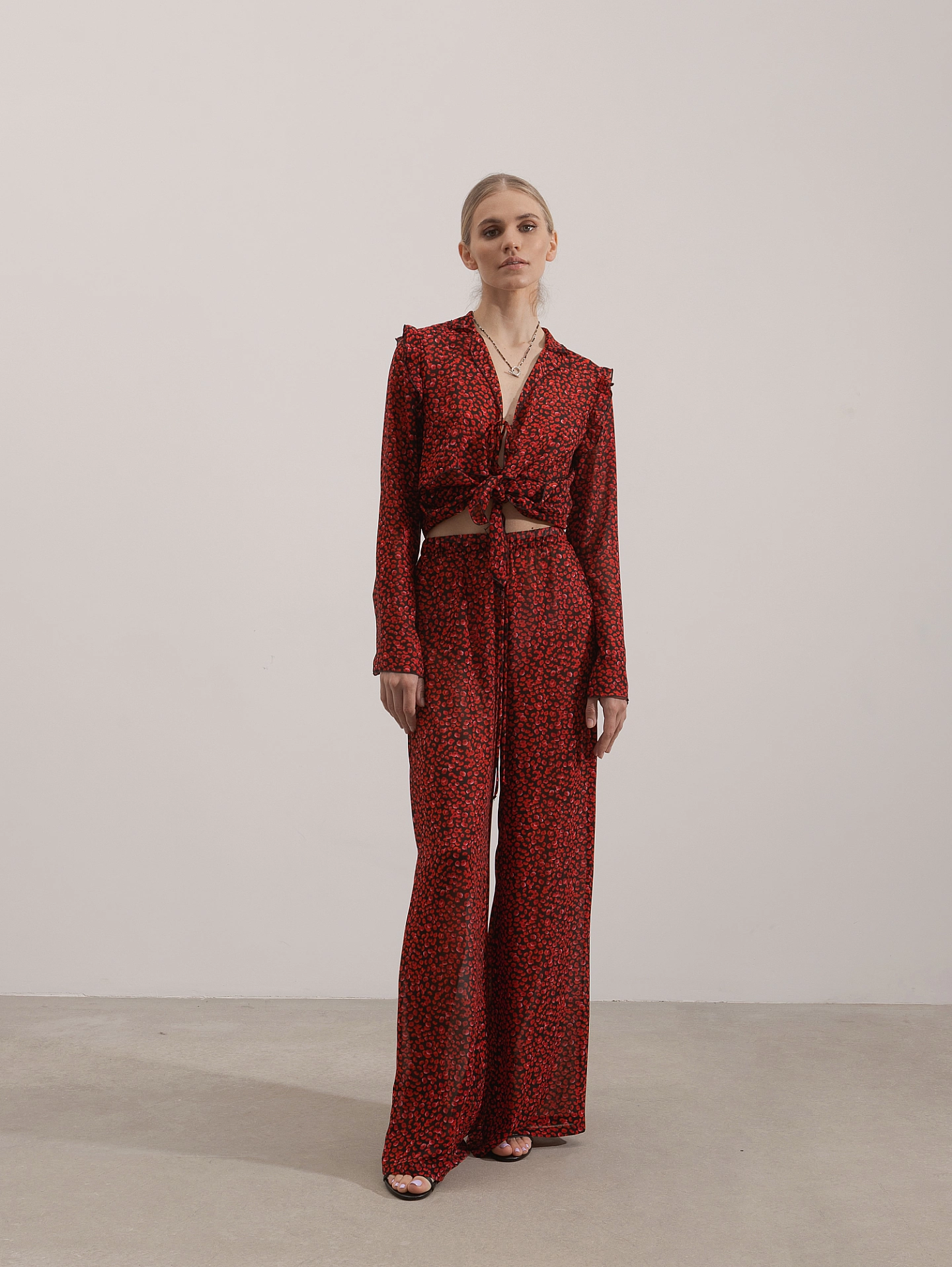 Блуза с завязками спереди и брюки в пижамном стиле