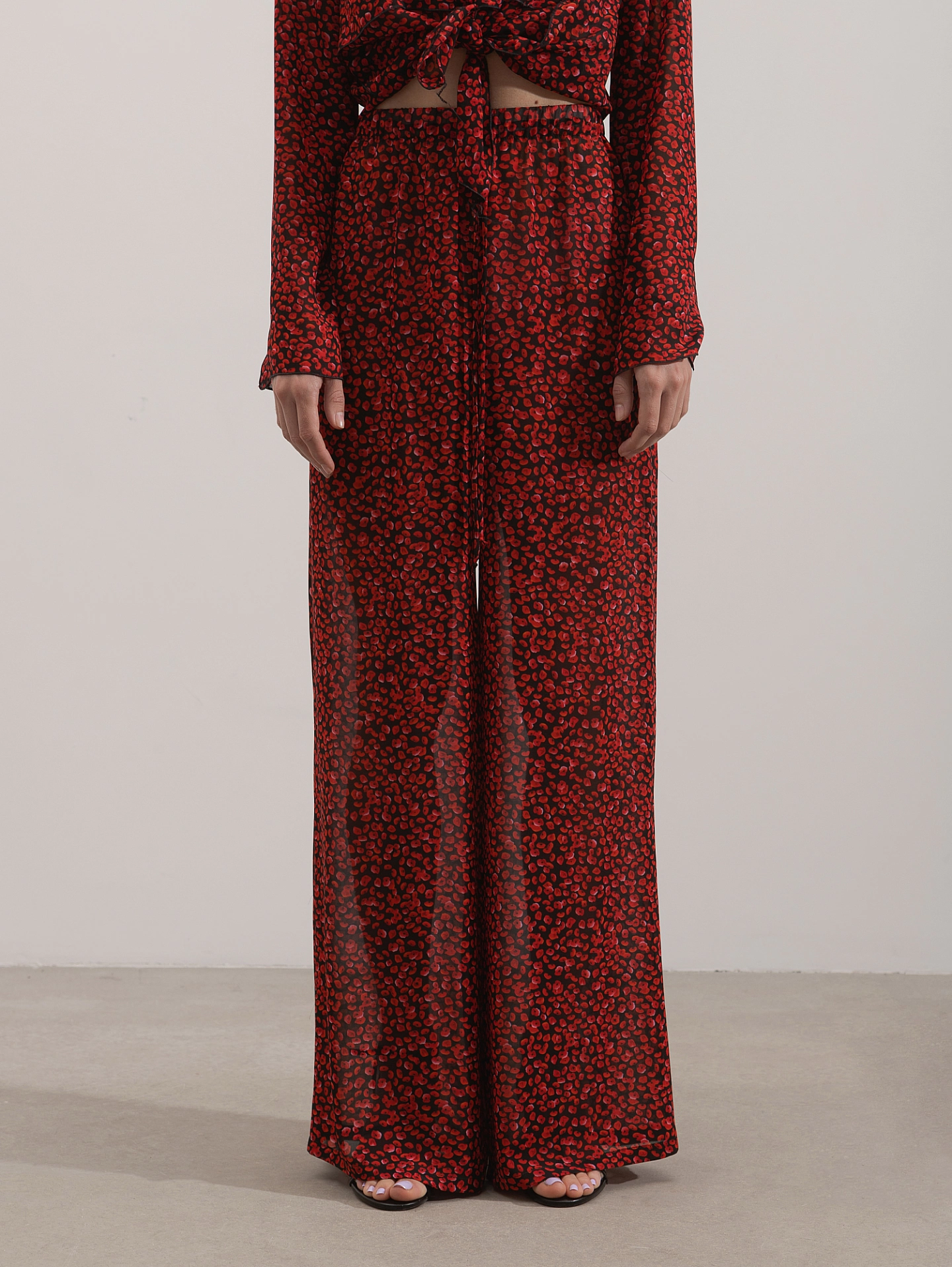 Блуза с завязками спереди и брюки в пижамном стиле