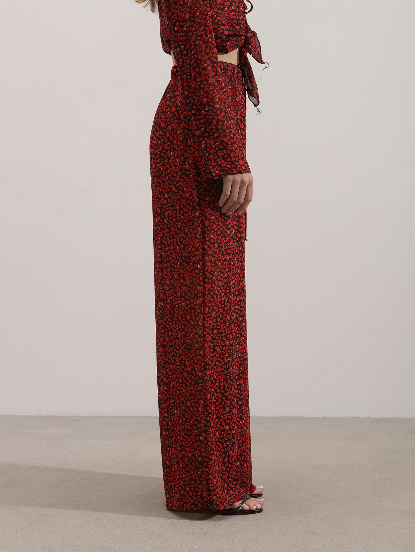 Блуза с завязками спереди и брюки в пижамном стиле