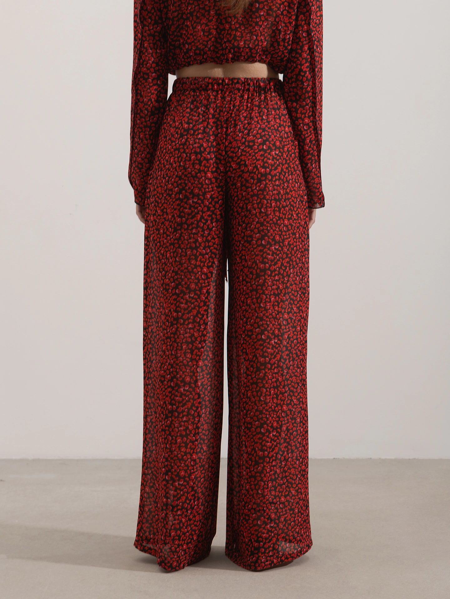 Блуза с завязками спереди и брюки в пижамном стиле