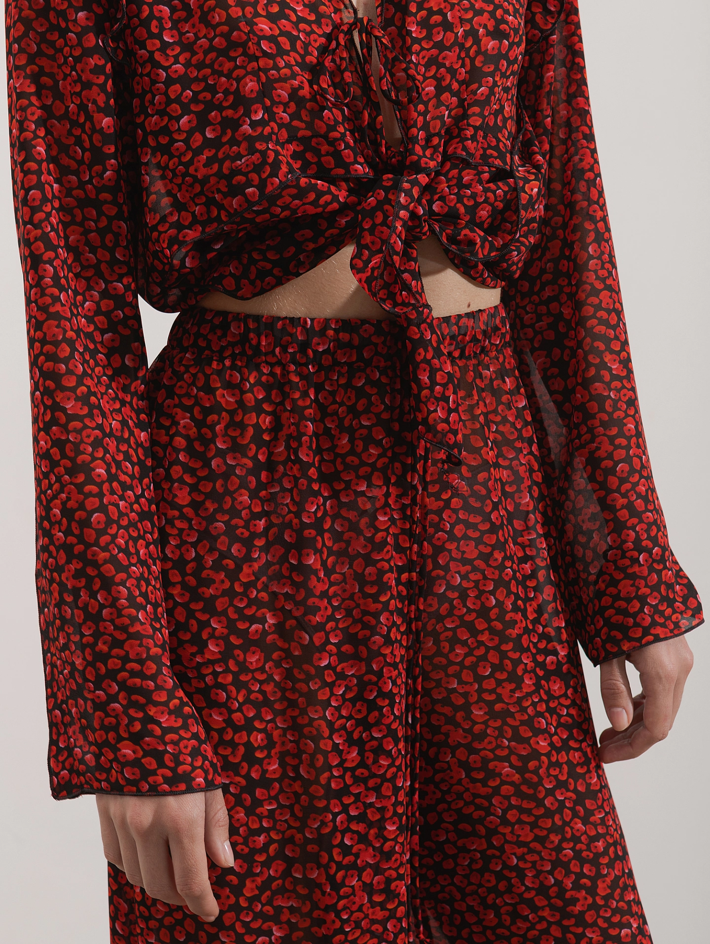 Блуза с завязками спереди и брюки в пижамном стиле