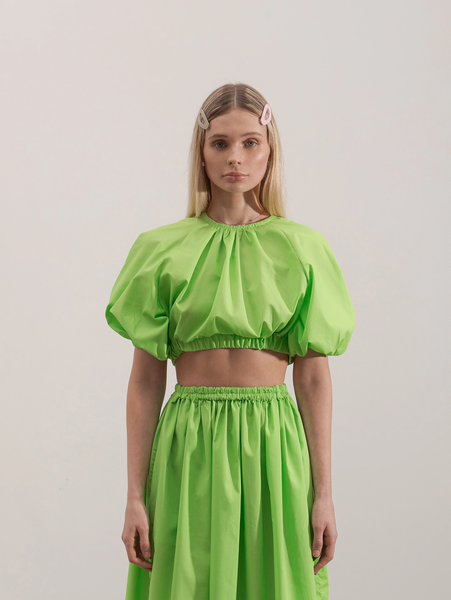 Топ укороченный с объёмными рукавами