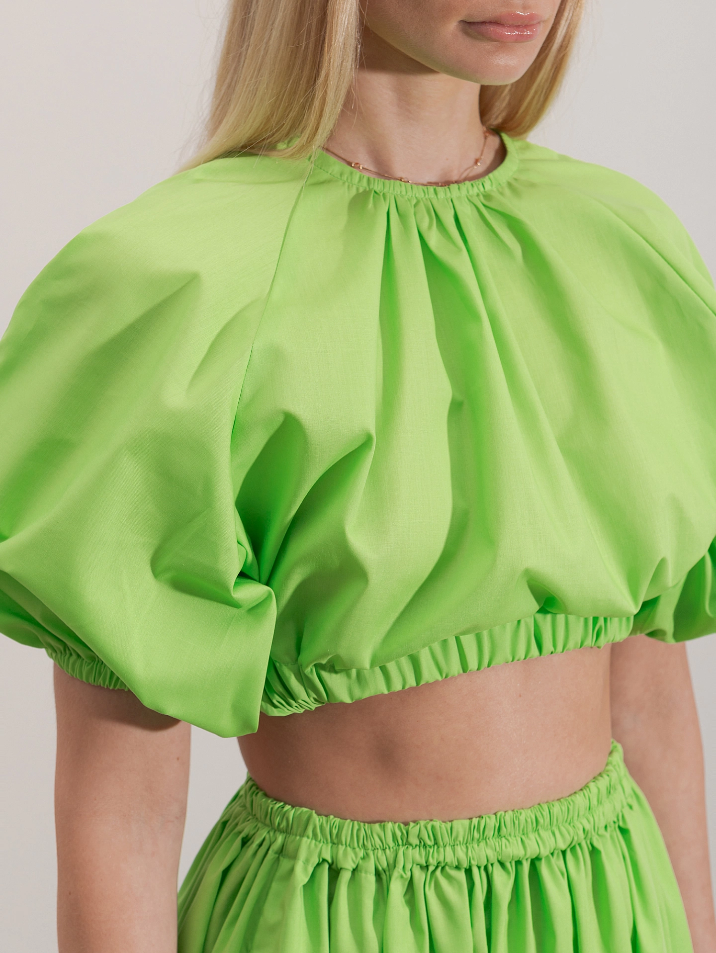 Топ укороченный с объёмными рукавами