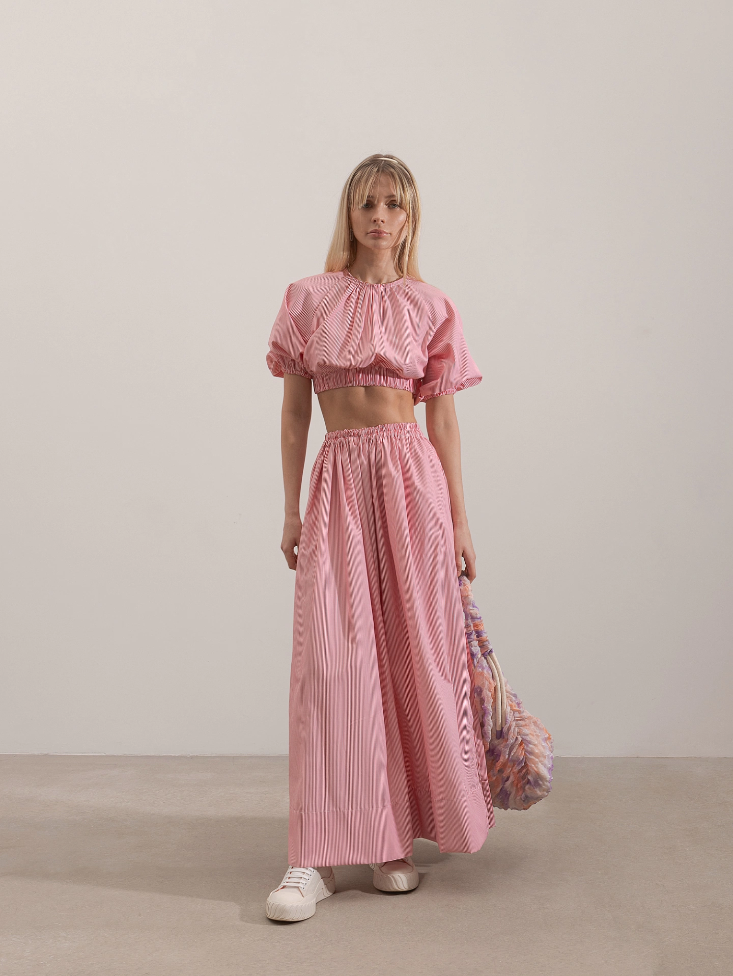 Топ укороченный с объёмными рукавами и юбка широкая с разрезами