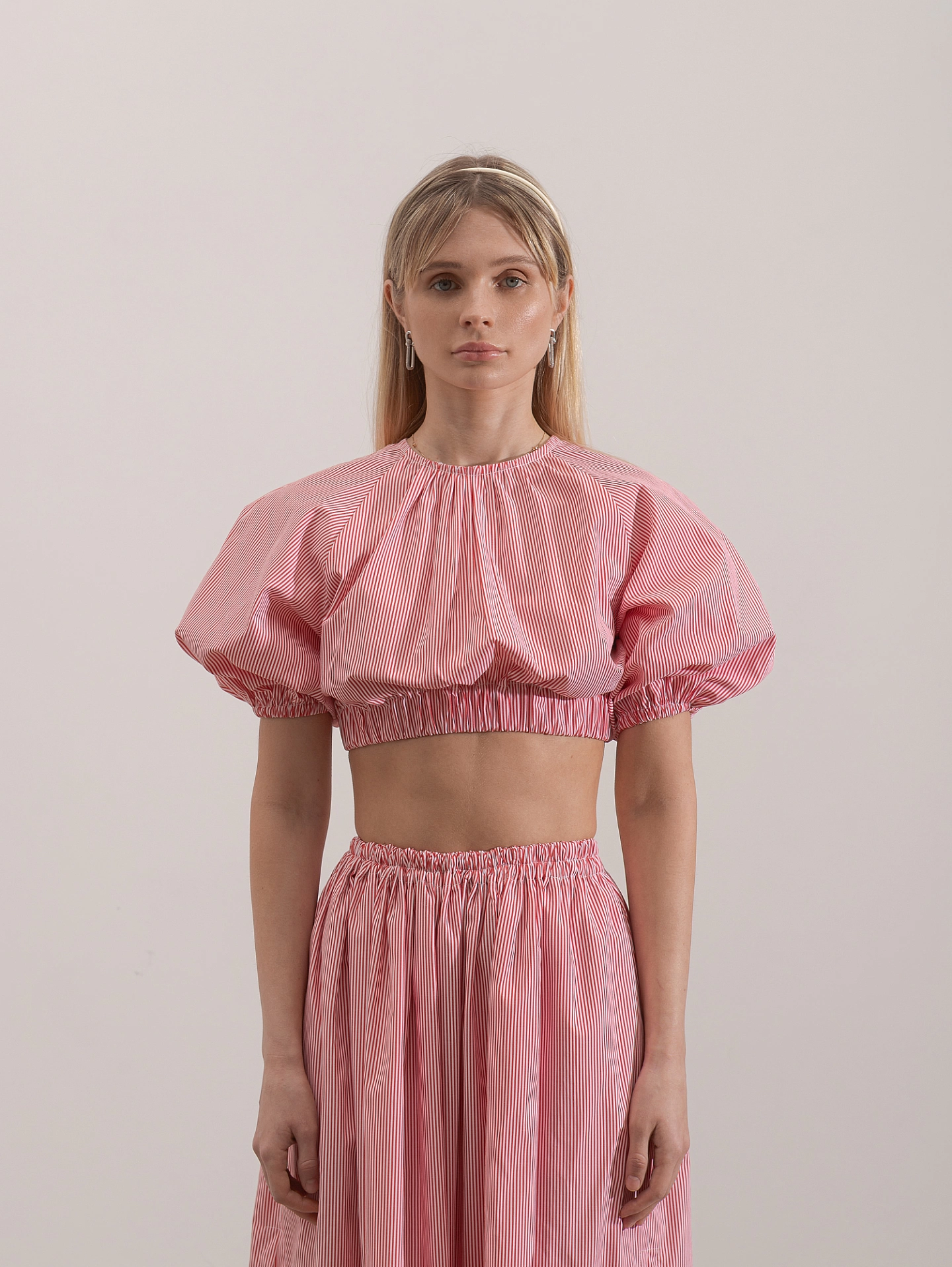 Топ укороченный с объёмными рукавами и юбка широкая с разрезами