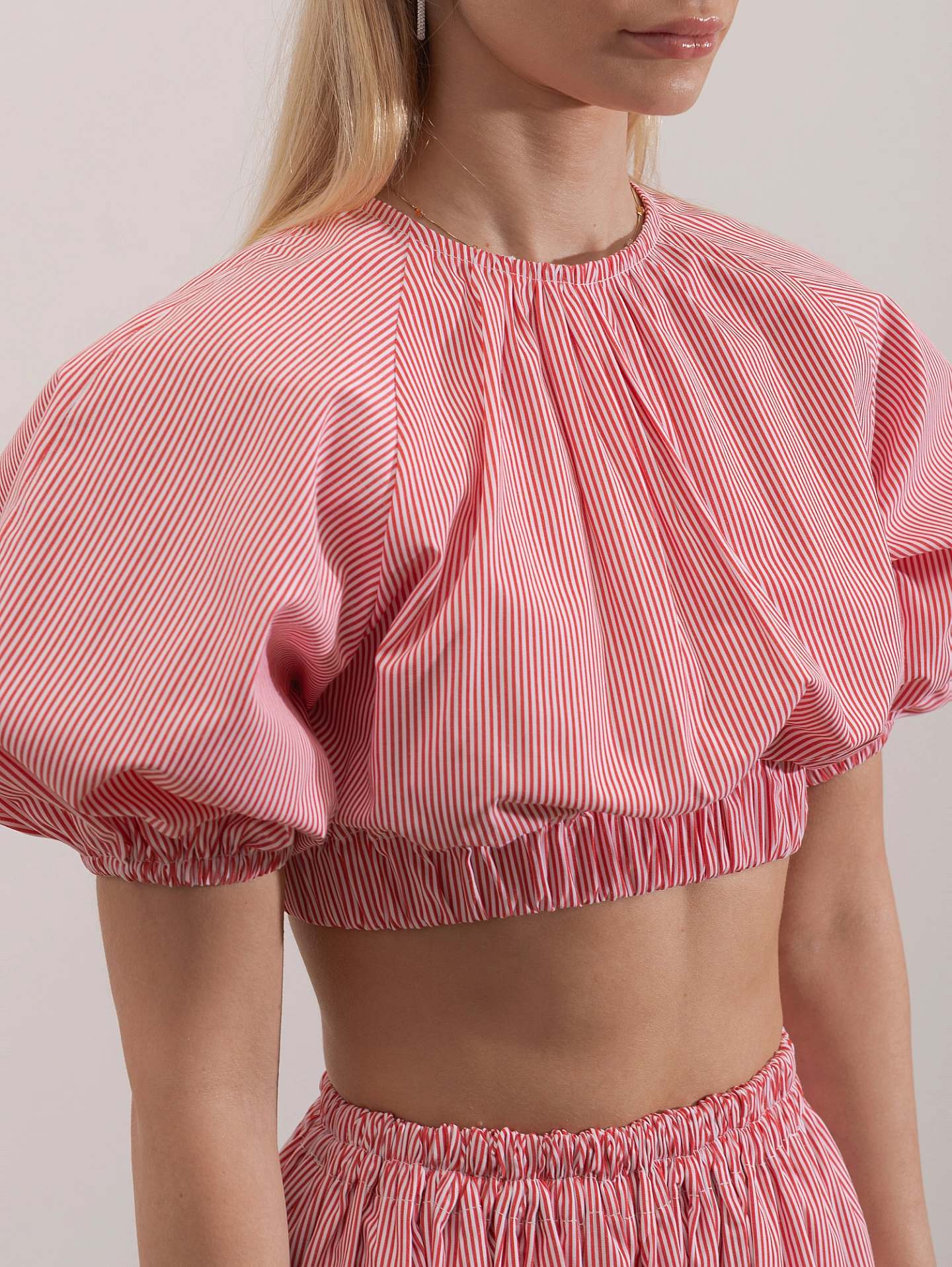 Топ укороченный с объёмными рукавами и юбка широкая с разрезами