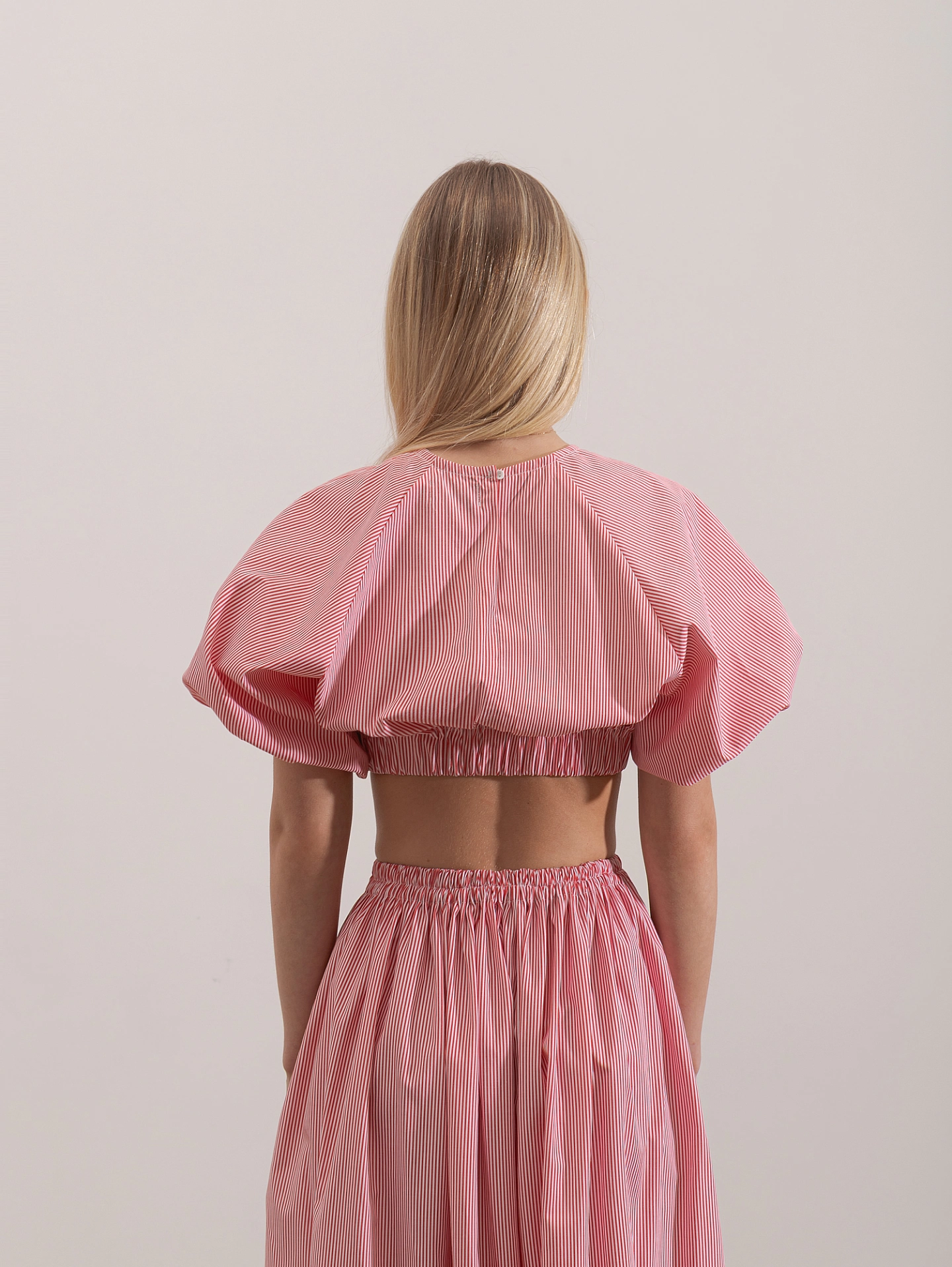 Топ укороченный с объёмными рукавами и юбка широкая с разрезами