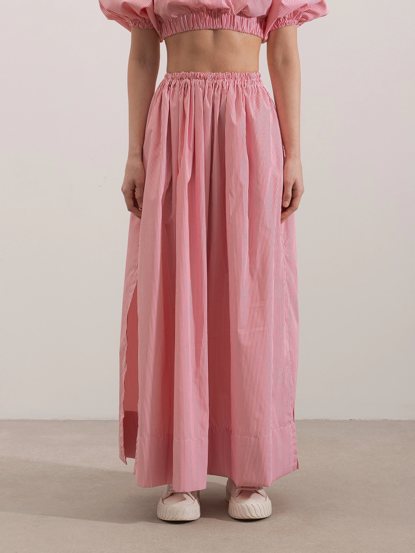 Топ укороченный с объёмными рукавами и юбка широкая с разрезами