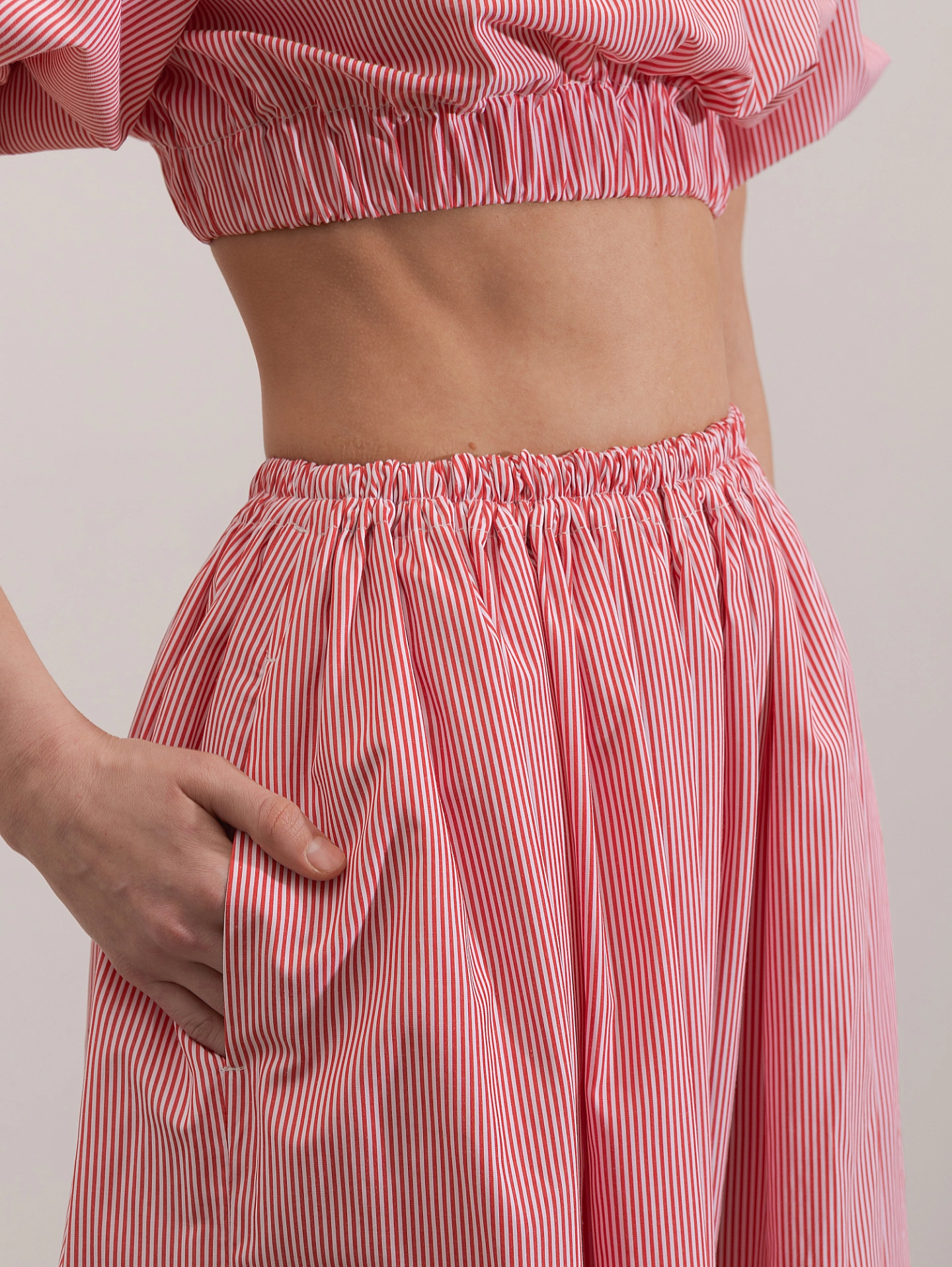 Топ укороченный с объёмными рукавами и юбка широкая с разрезами