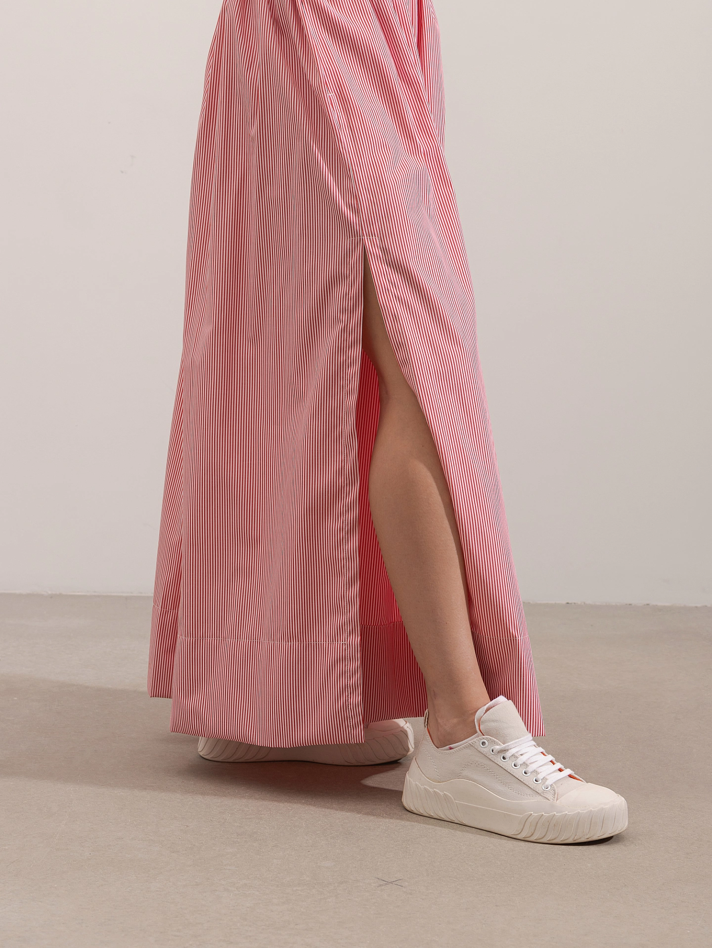 Топ укороченный с объёмными рукавами и юбка широкая с разрезами