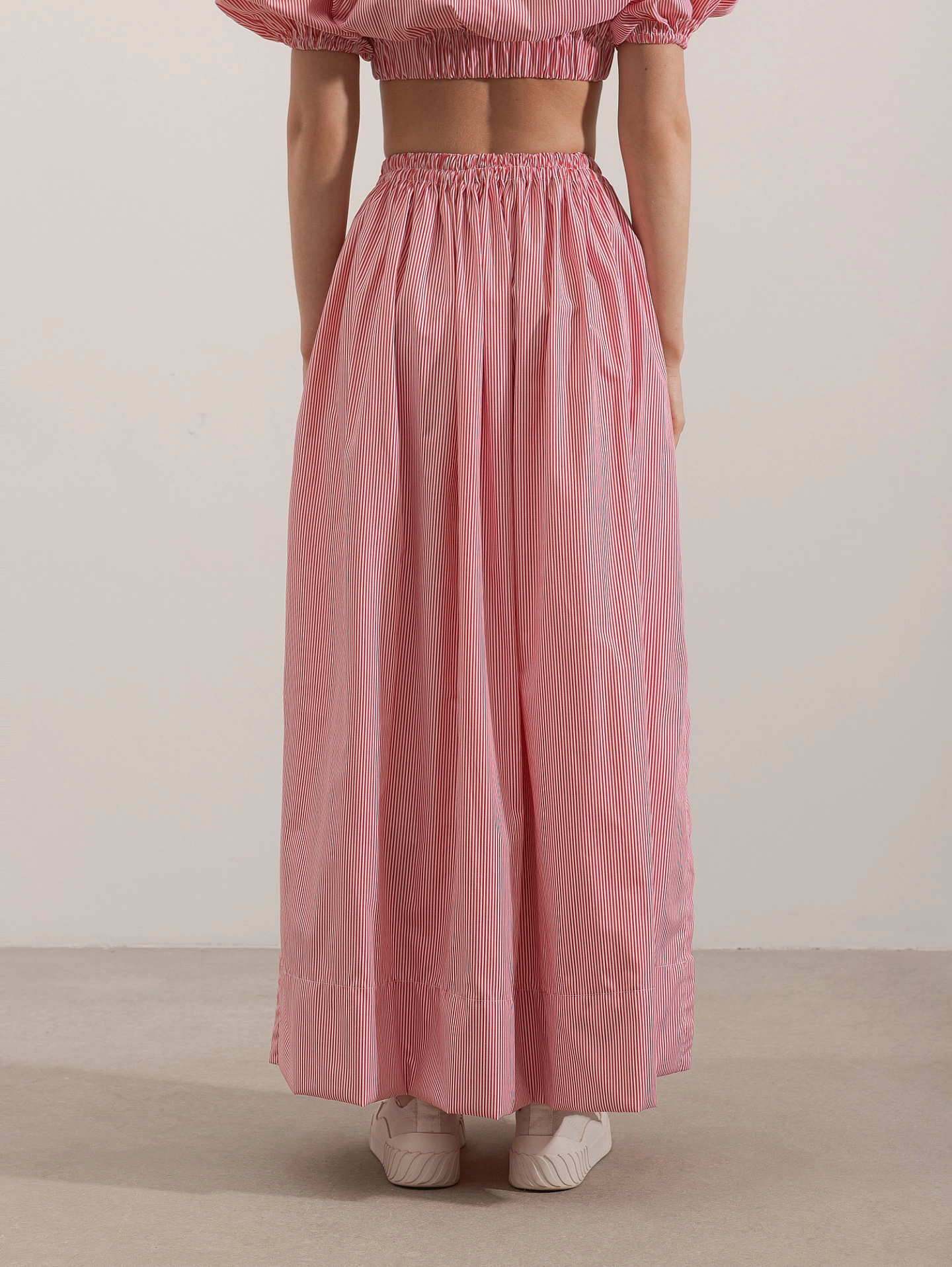 Топ укороченный с объёмными рукавами и юбка широкая с разрезами