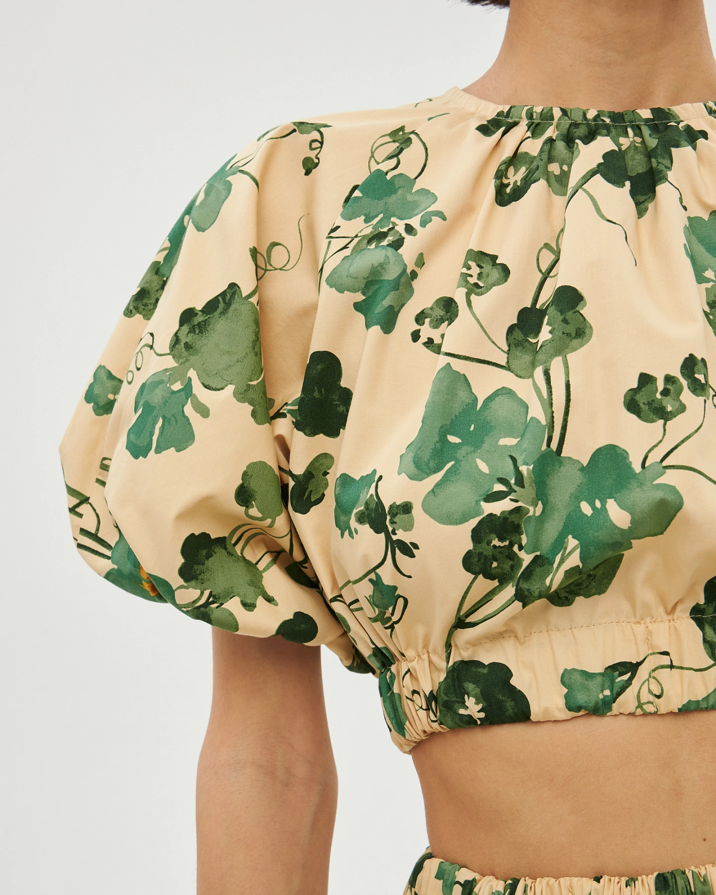 Voluminous sleeves crop top