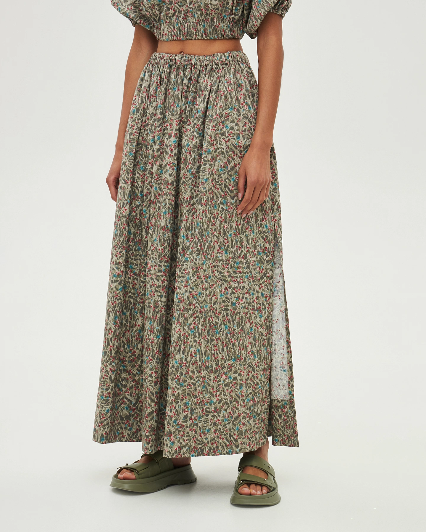 Wide skirt with slits