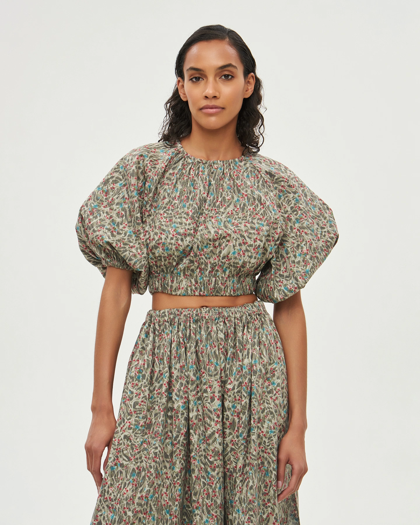 Топ укороченный с объёмными рукавами