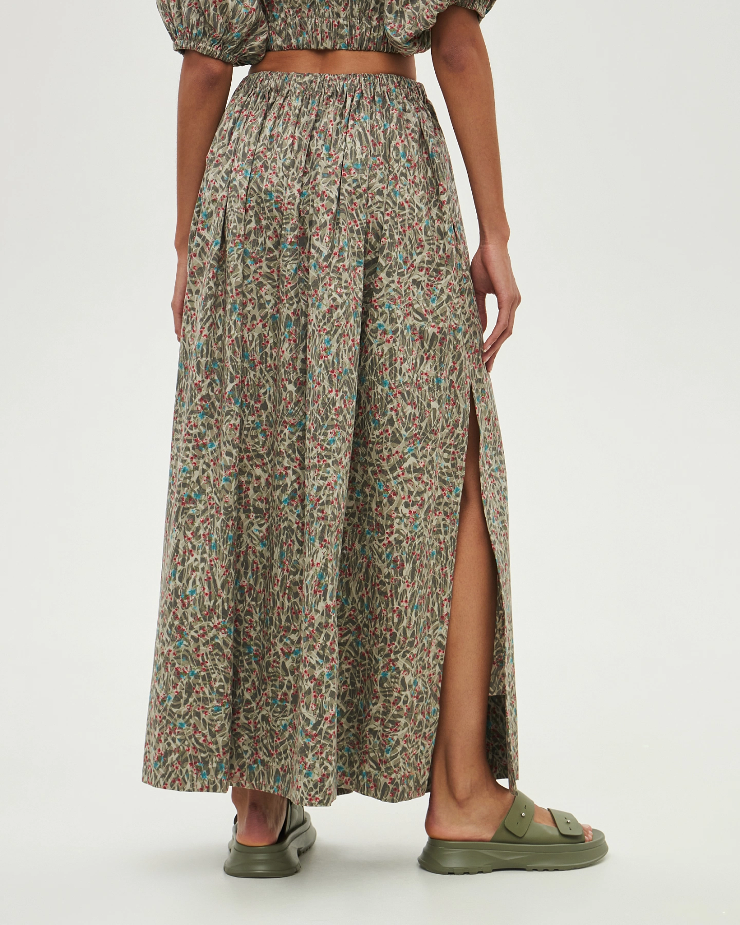 Wide skirt with slits