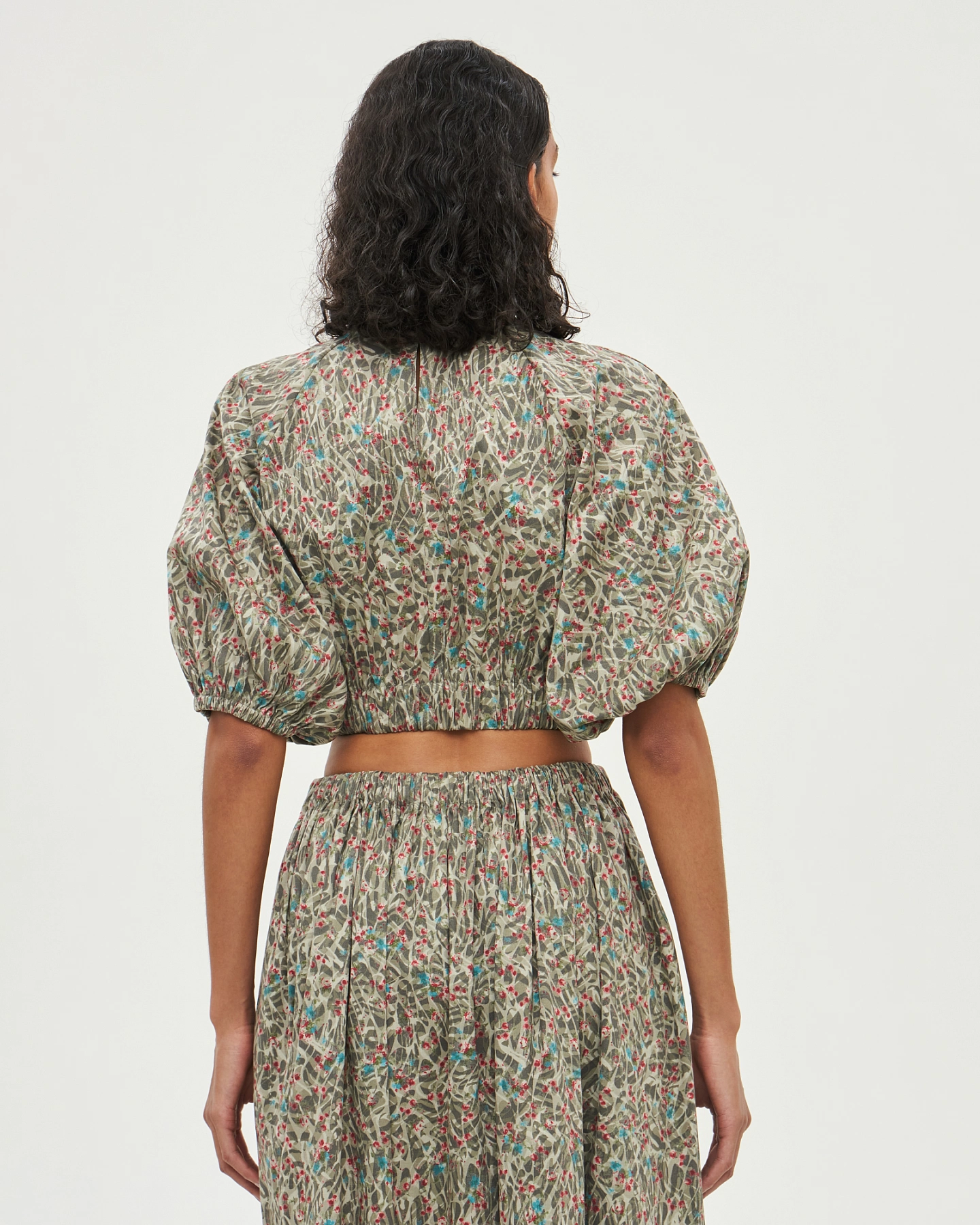 Топ укороченный с объёмными рукавами