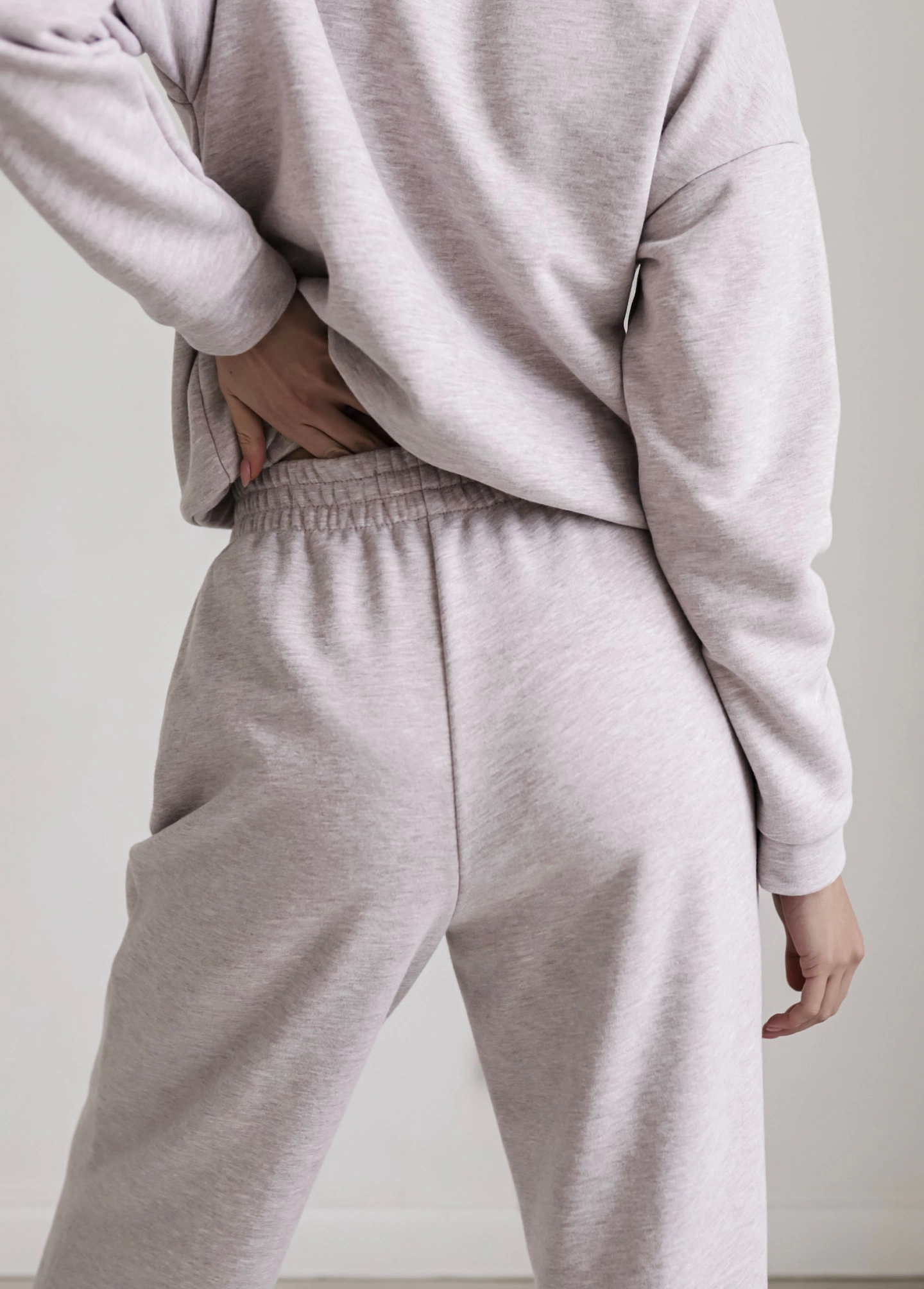 Свитшот с воротником апаш и трикотажные брюки