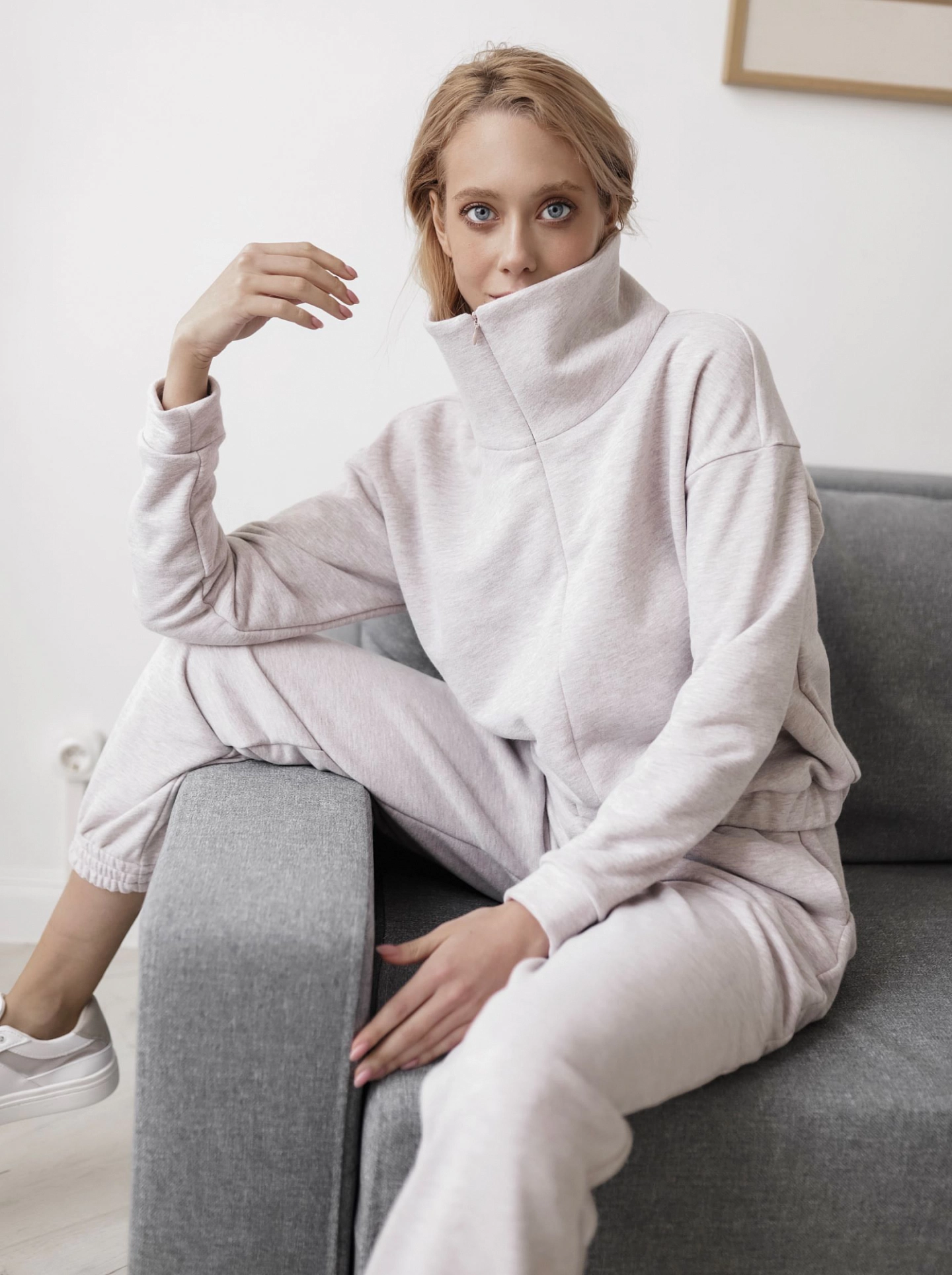 Свитшот с воротником апаш и трикотажные брюки