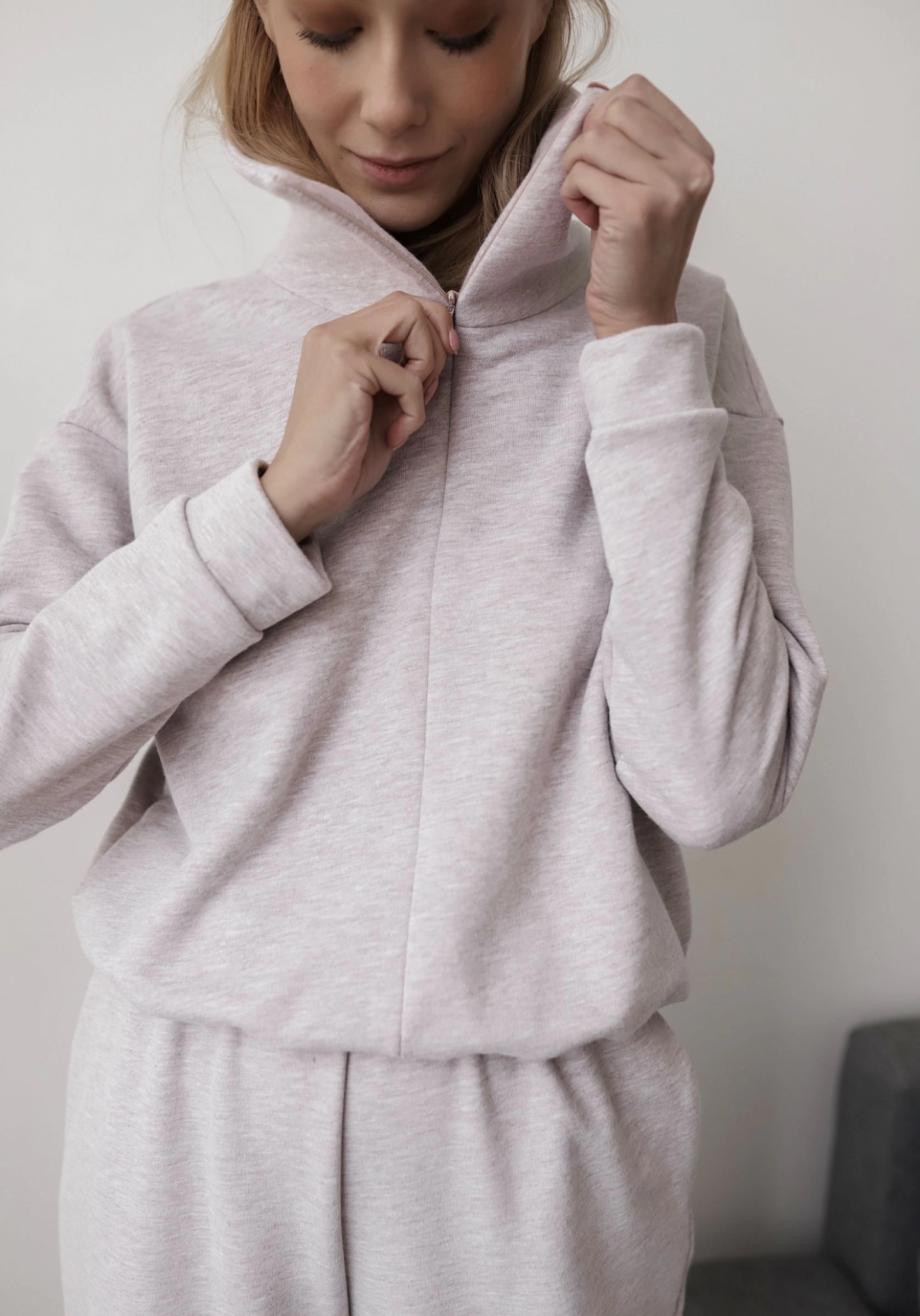 Свитшот с воротником апаш и трикотажные брюки