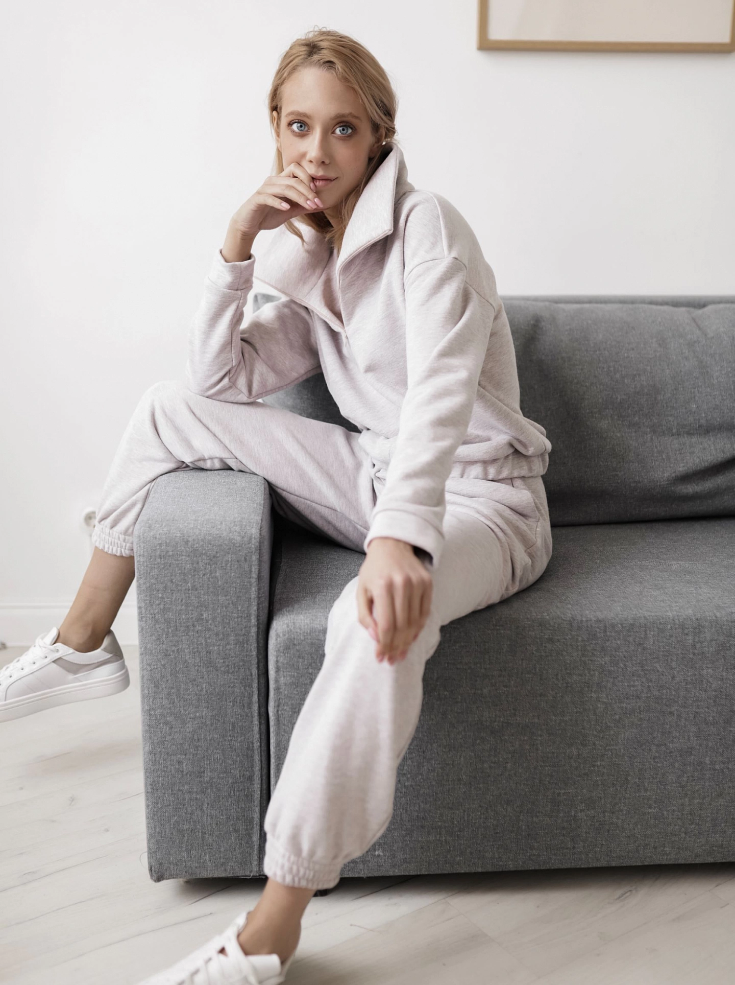 Свитшот с воротником апаш и трикотажные брюки