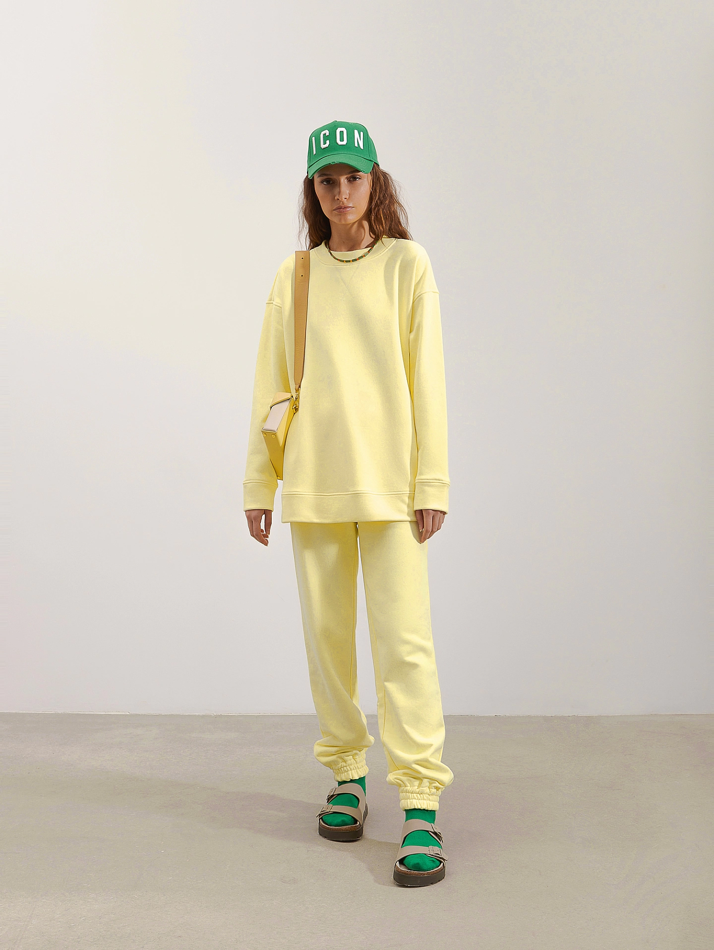 Свитшот объёмной формы и брюки трикотажные