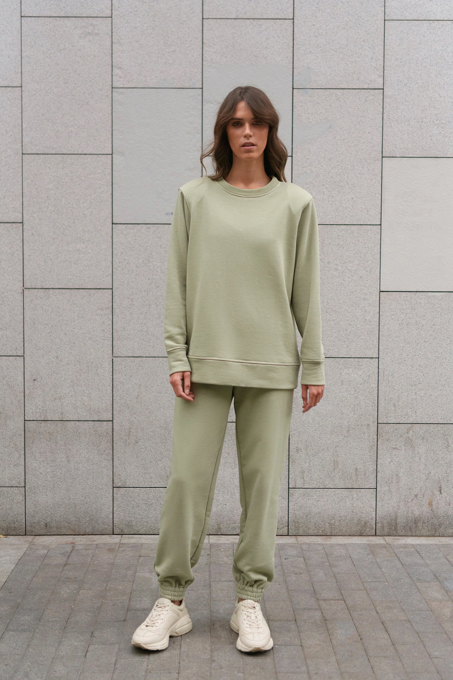 Свитшот объёмной формы с плечиками и брюки трикотажные