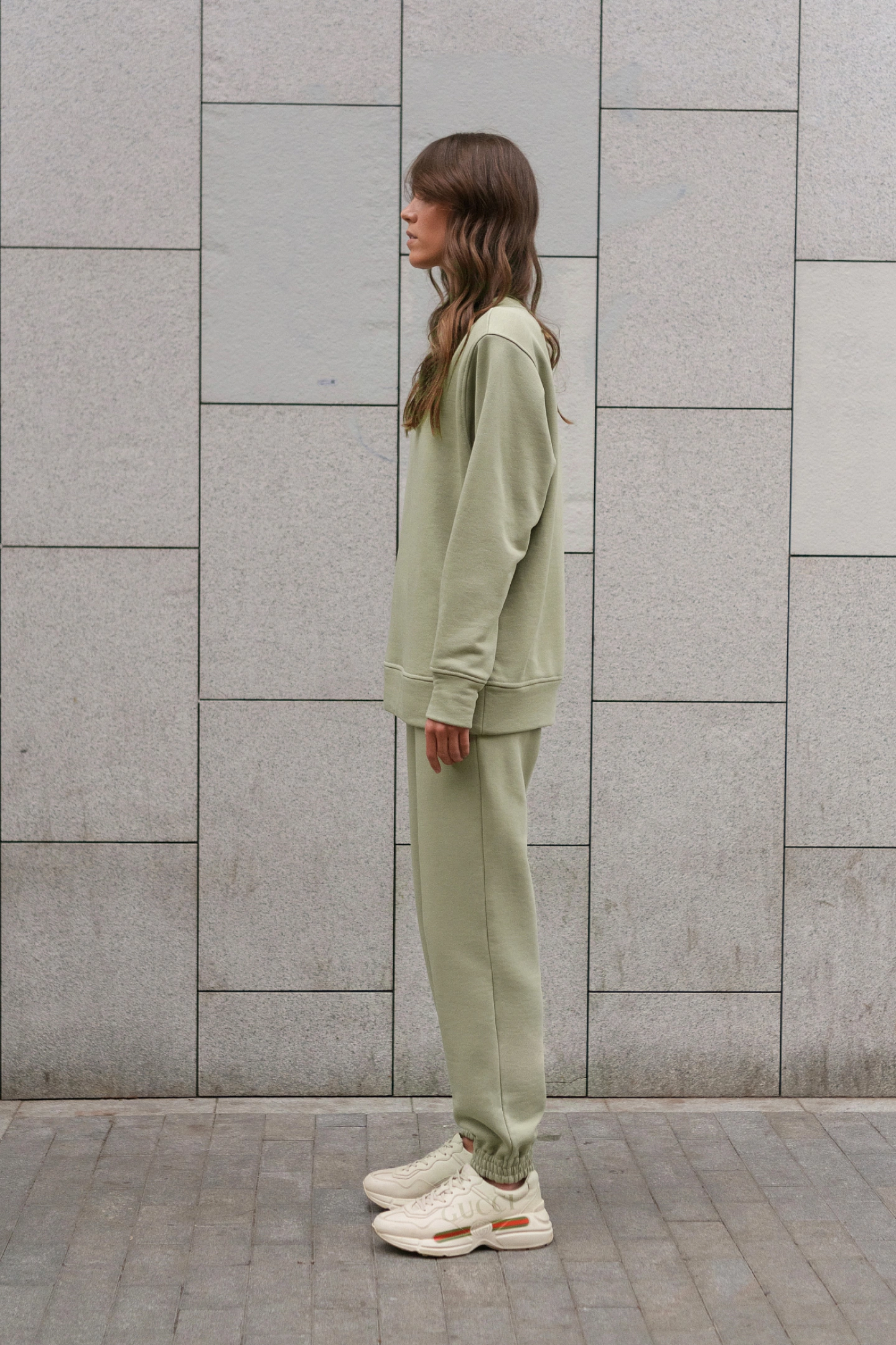 Свитшот объёмной формы с плечиками и брюки трикотажные