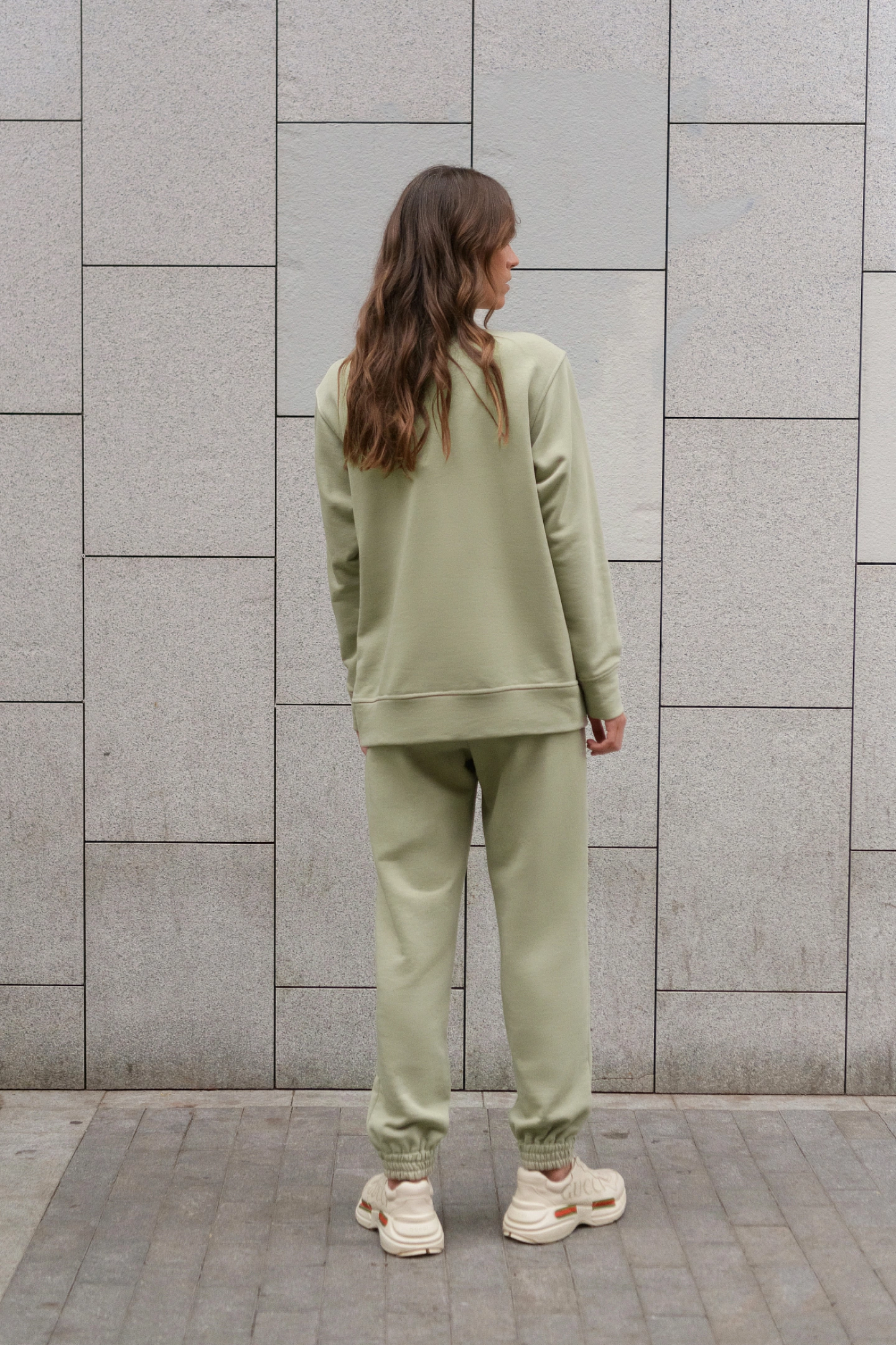 Свитшот объёмной формы с плечиками и брюки трикотажные